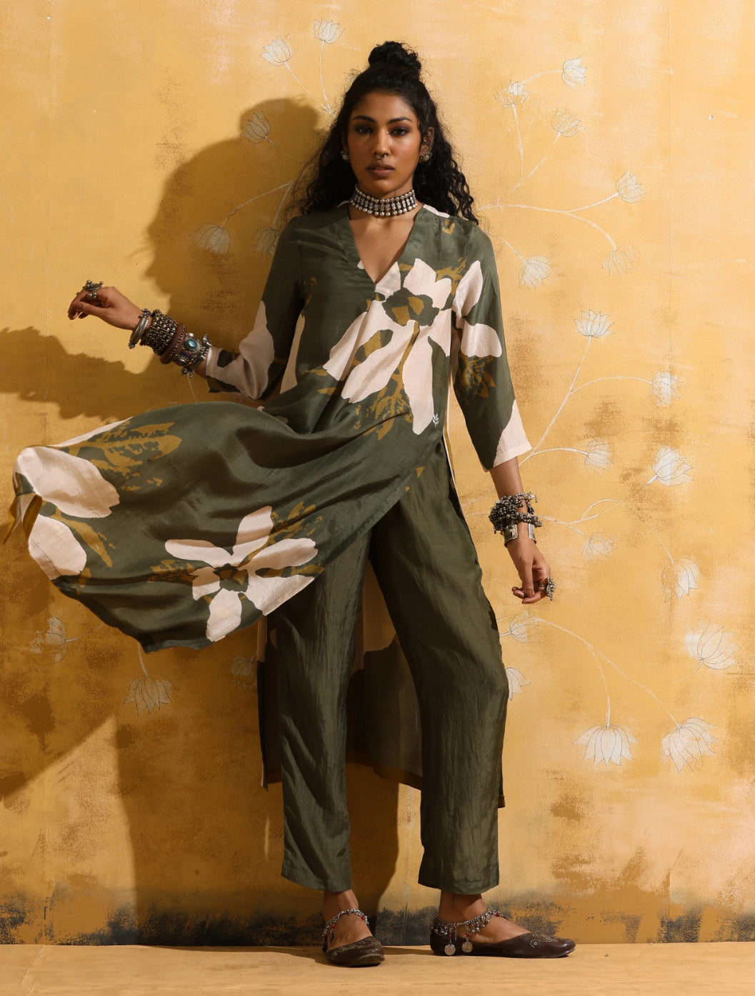 trueBrowns Green Cream Floral Print Muslin Silk Straight Kurta Set