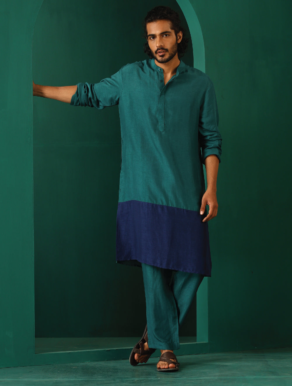 trueBrowns Men Blue Color Block Silk Long Kurta