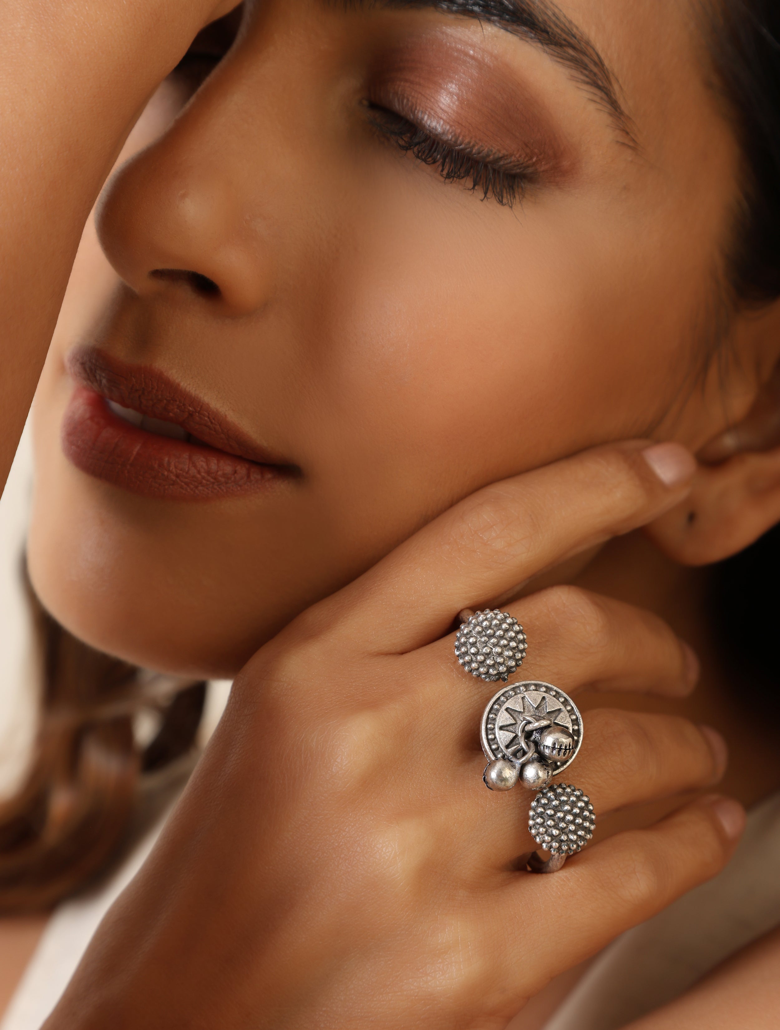 trueBrowns Silver Textured Two-Finger Ring