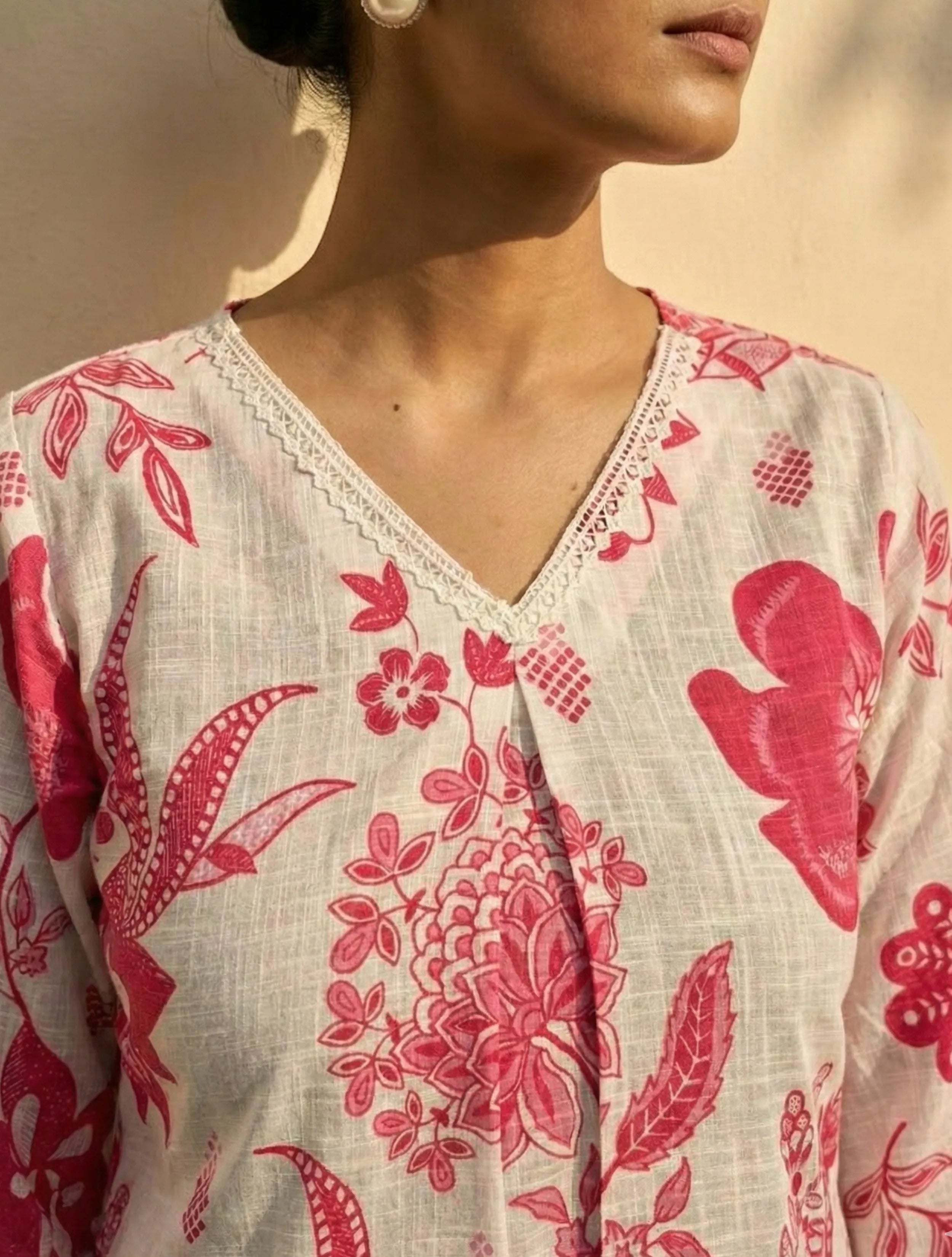 trueBrowns White Pink Floral Print Kurta Pant Set