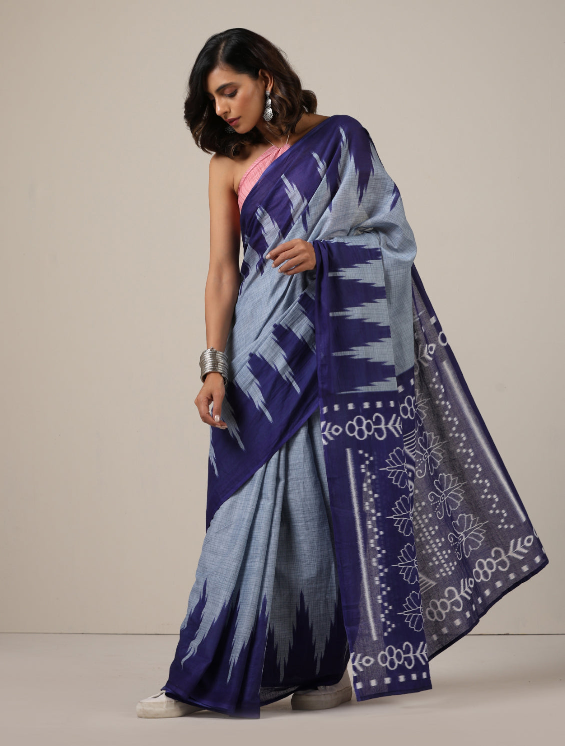 trueBrowns Grey Ikat Print Saree With unstitched Blouse