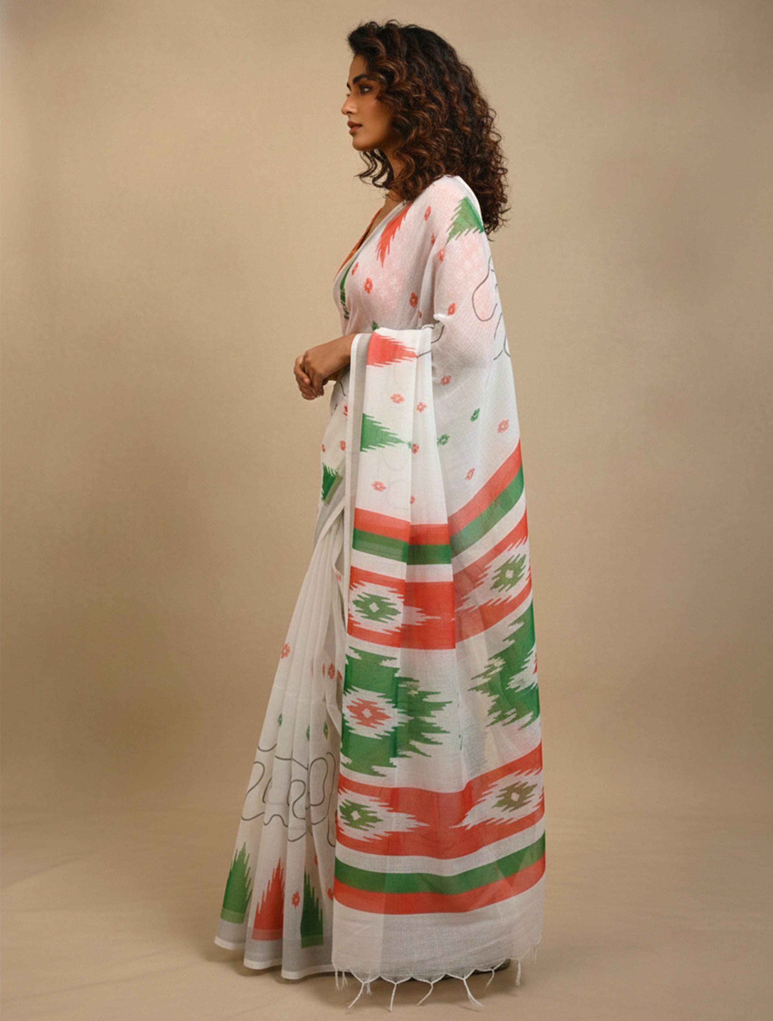 trueBrowns White Ikat Print Cotton Saree With Unstitched Blouse