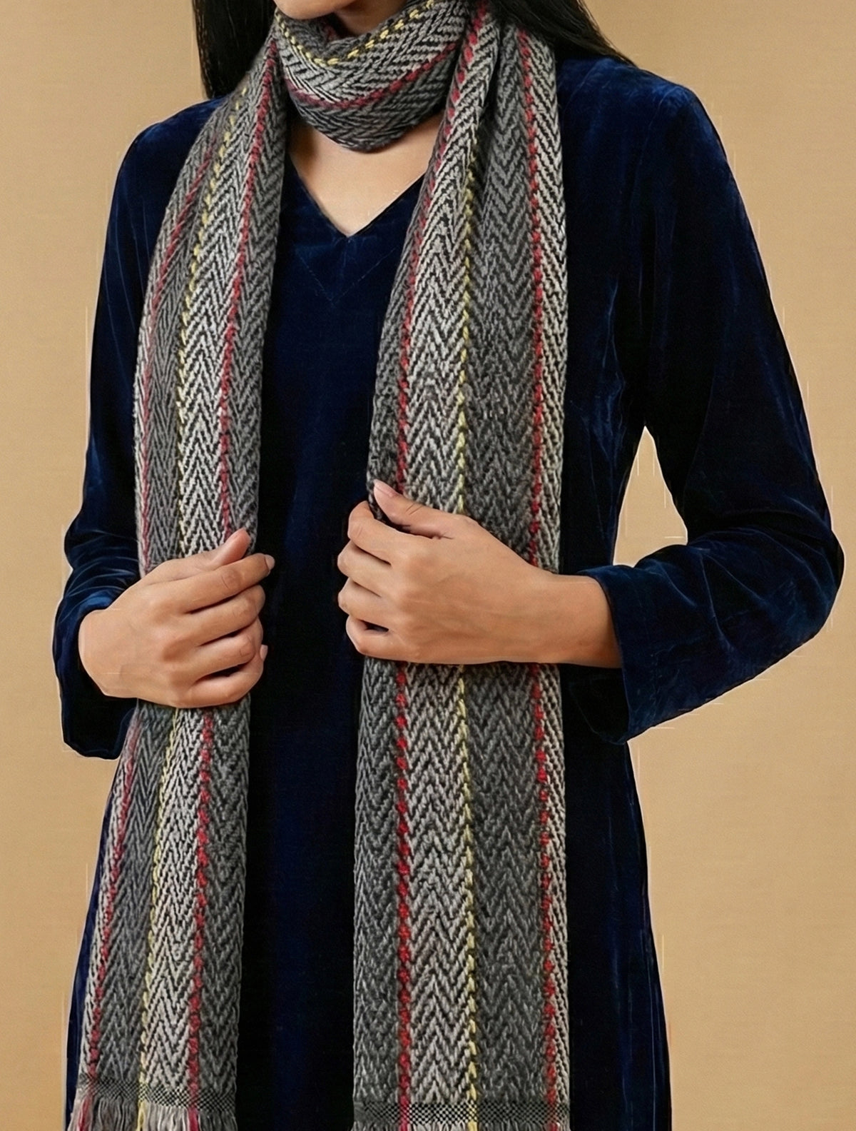trueBrowns Black Grey Woollen Stole