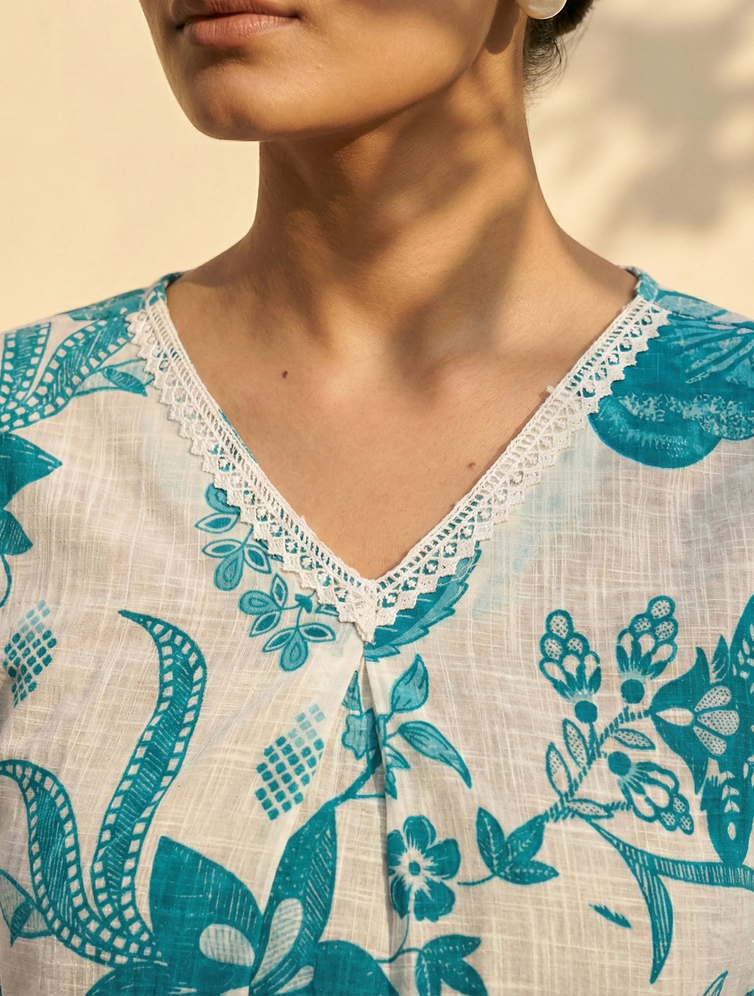 trueBrowns White Blue Floral Print Kurta Pant Set