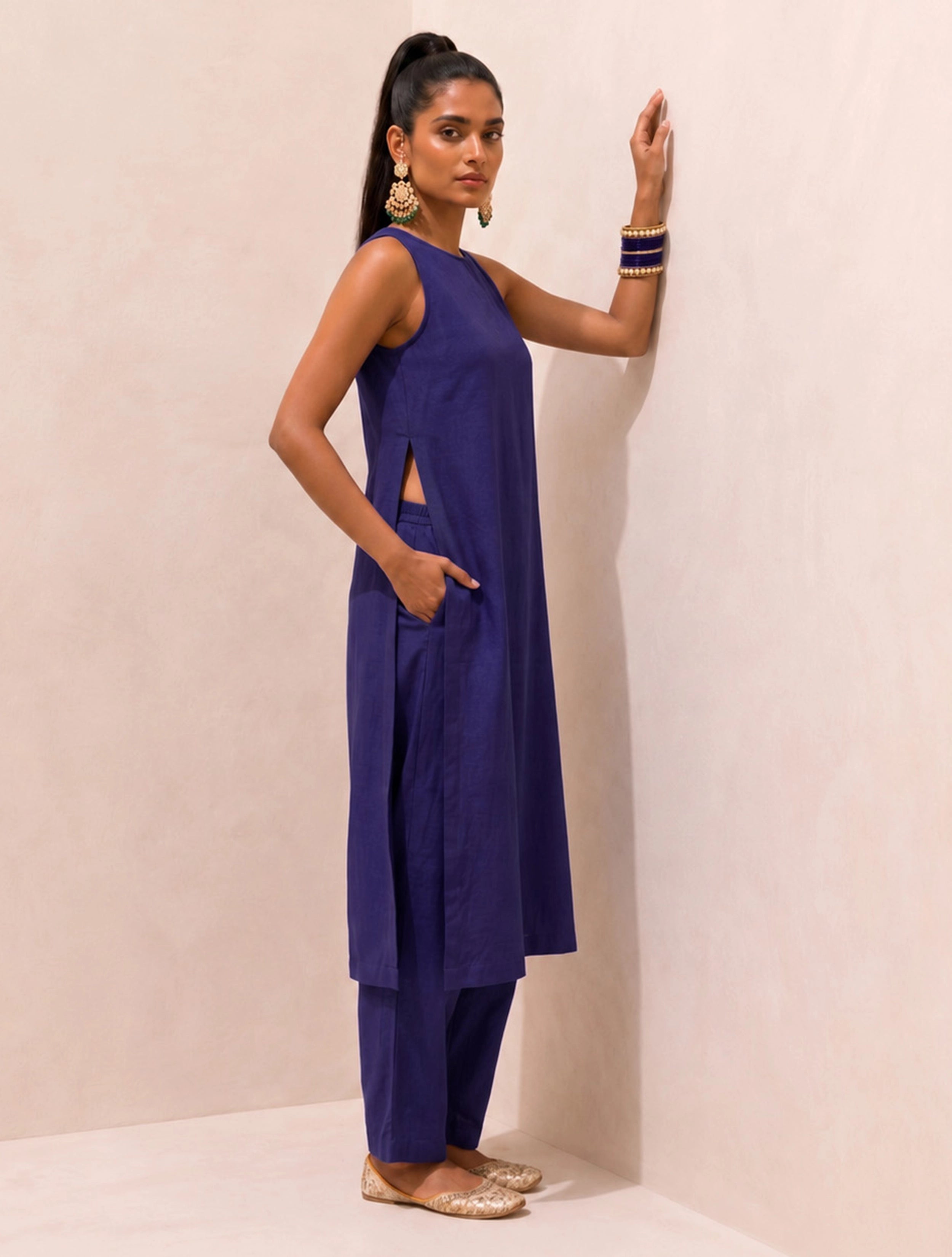 trueBrowns Blue Solid Viscose Sleeveless High-slit Kurta Set