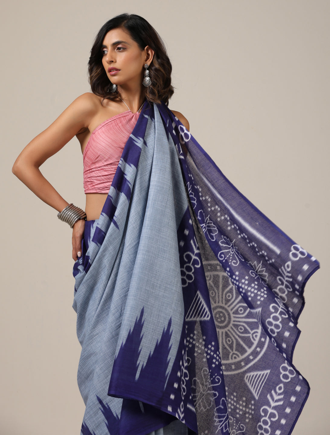 trueBrowns Grey Ikat Print Saree With unstitched Blouse