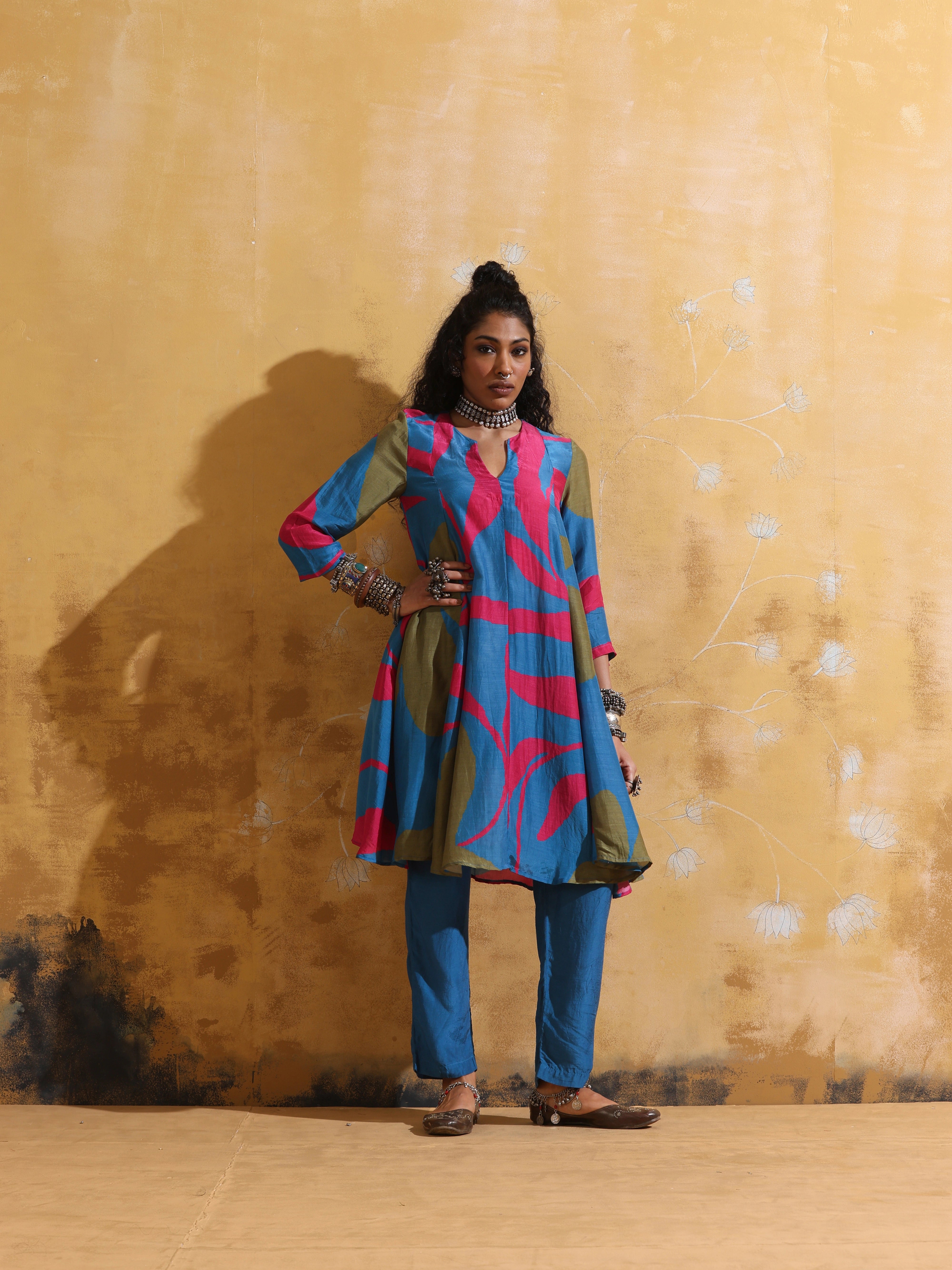 trueBrowns Blue Floral Print Muslin Silk Flared Kurta Co-ord Set