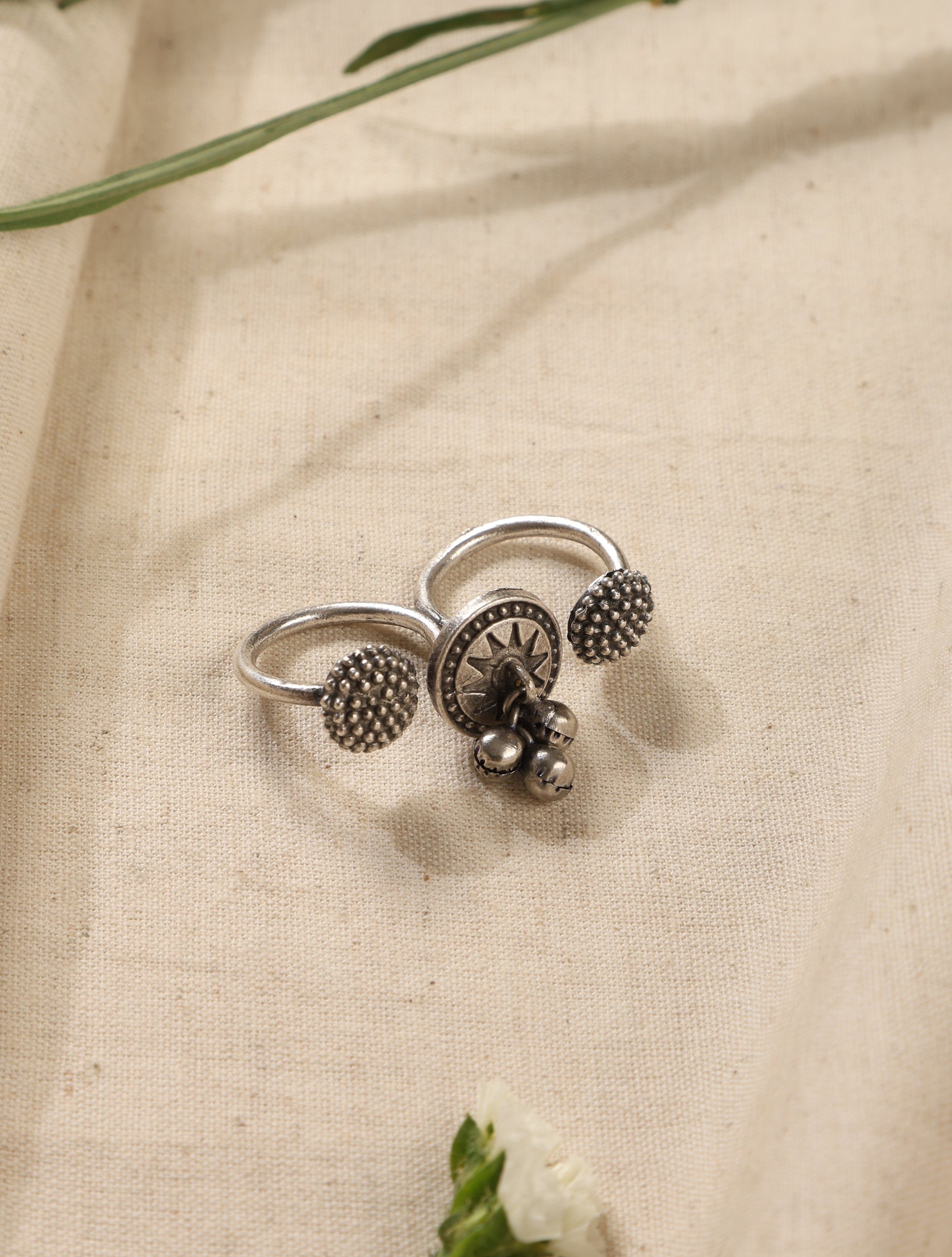 trueBrowns Silver Textured Two-Finger Ring