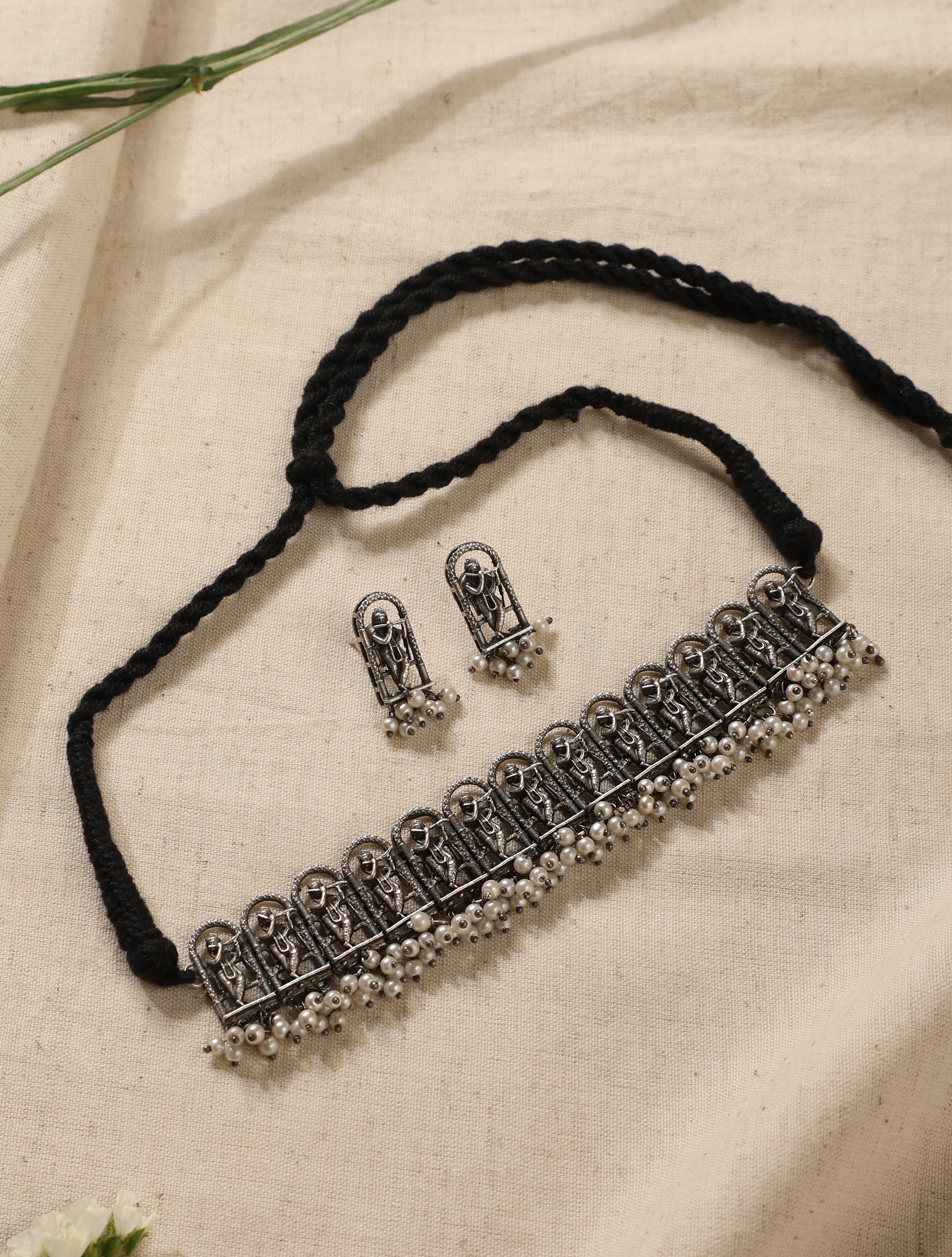 trueBrowns Silver Idol Choker Set