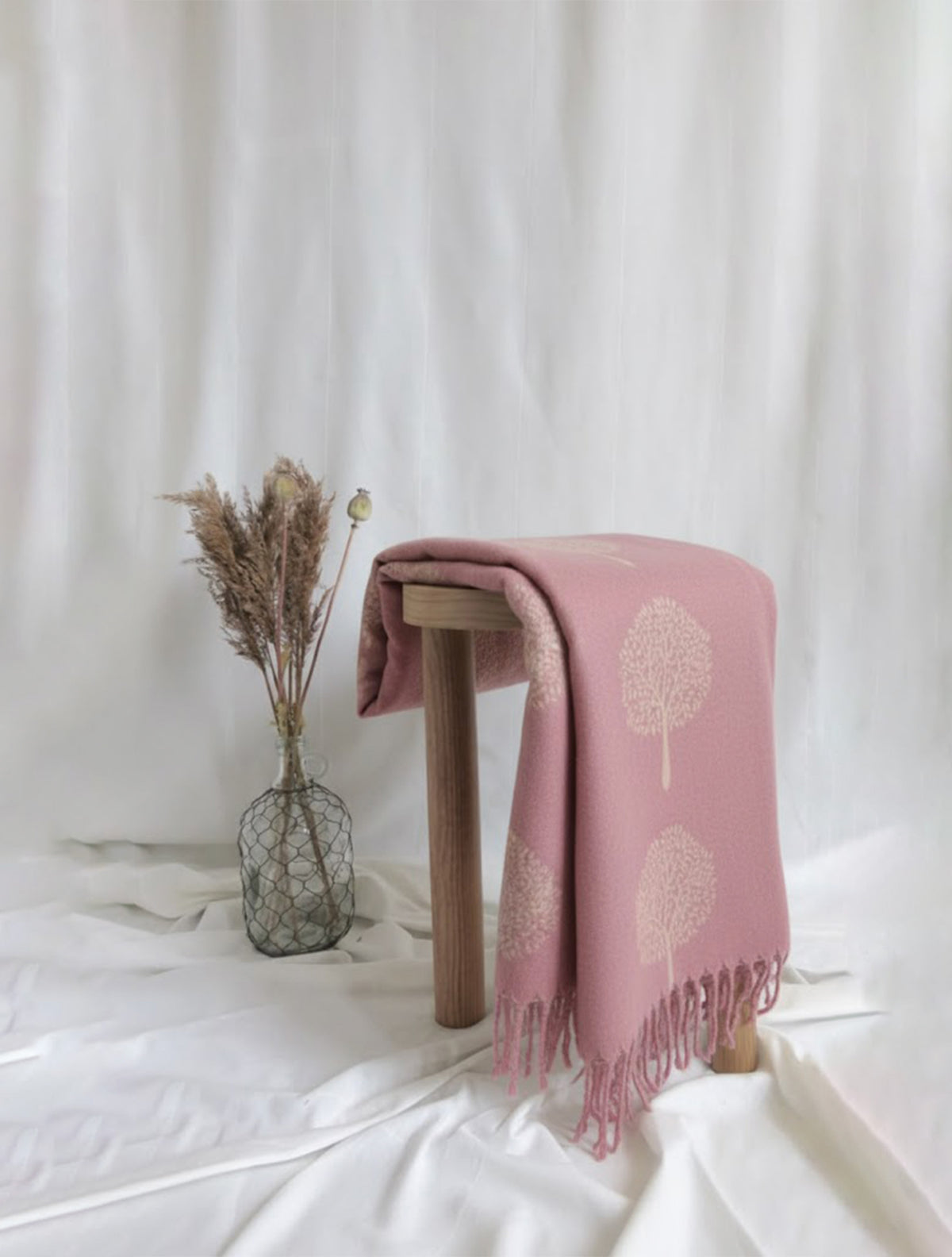 trueBrowns Pink Woollen Weave Floral Stole