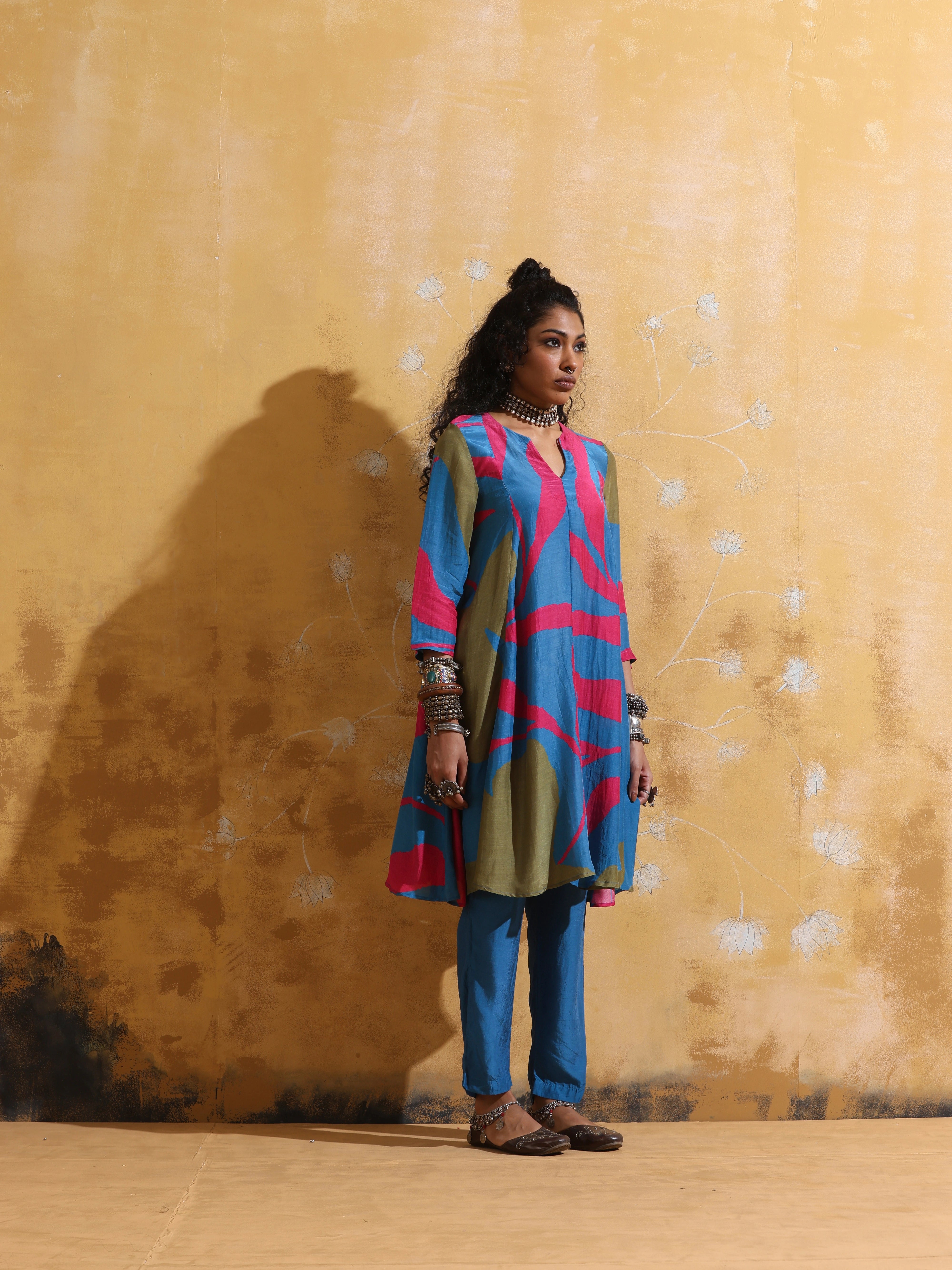 trueBrowns Blue Floral Print Muslin Silk Flared Kurta Co-ord Set