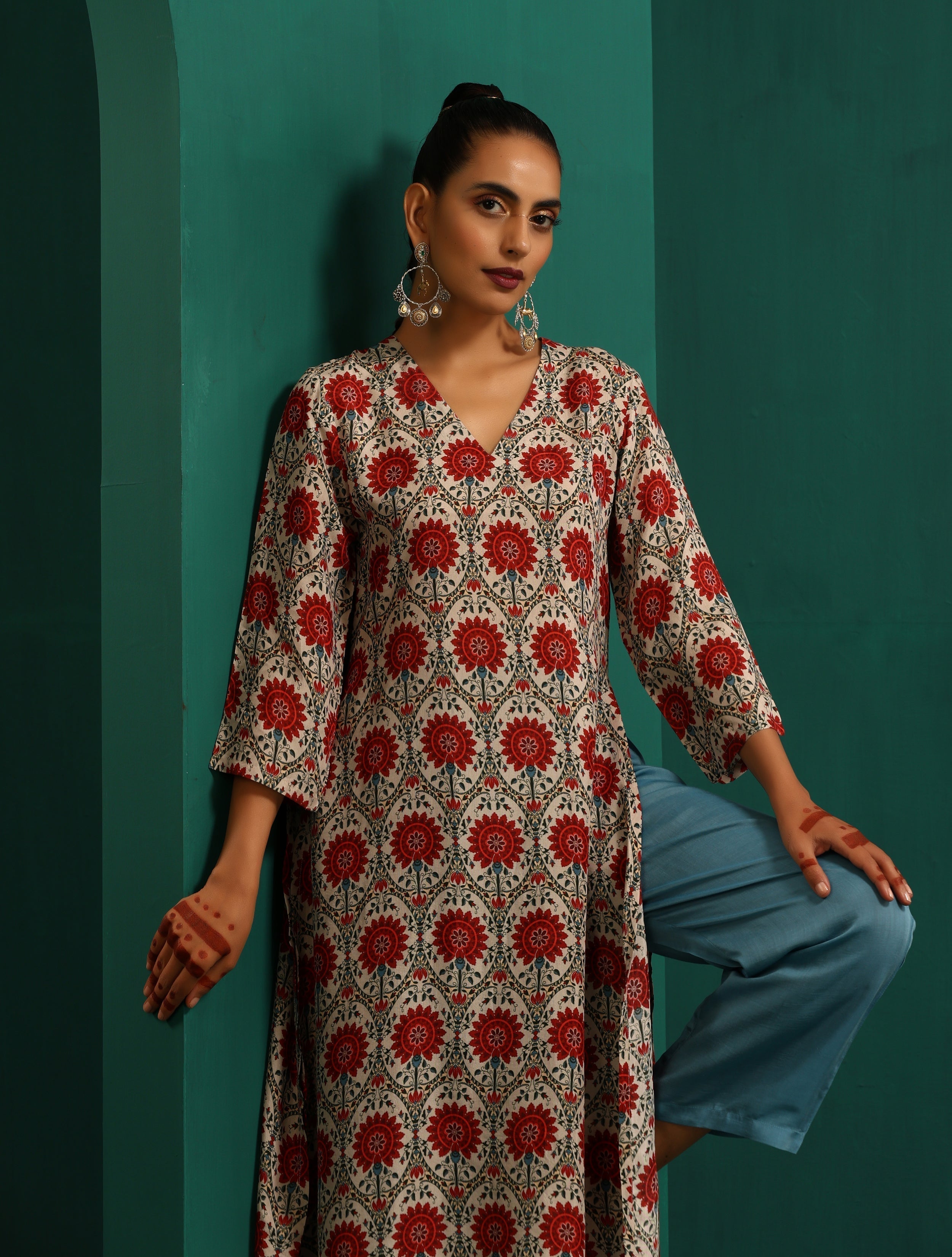 trueBrowns Ivory Red Floral Muslin Silk Printed Kurta Pant Set