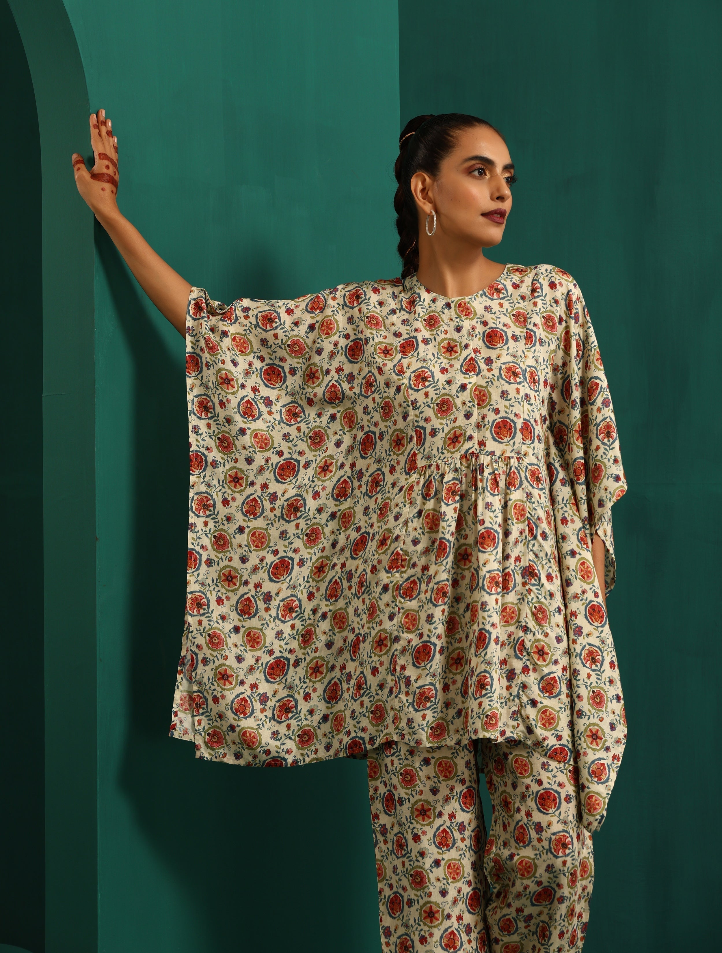 trueBrowns Off white Floral Muslin Silk Printed Kaftan Co-ord Set