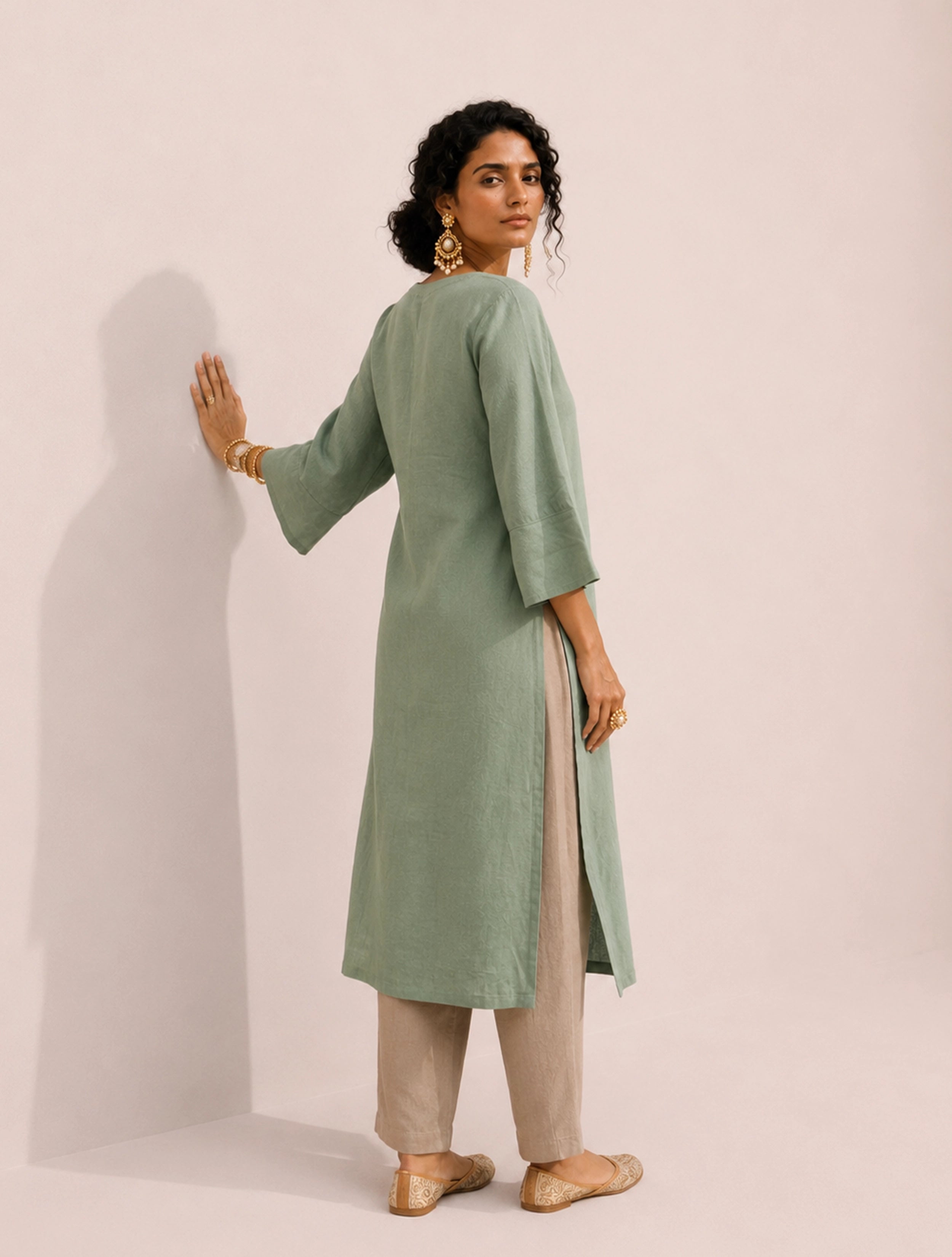 trueBrowns Green Solid Viscose High-Slit Kurta Set