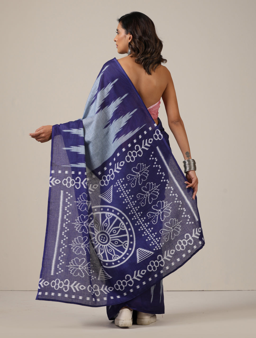trueBrowns Grey Ikat Print Saree With unstitched Blouse