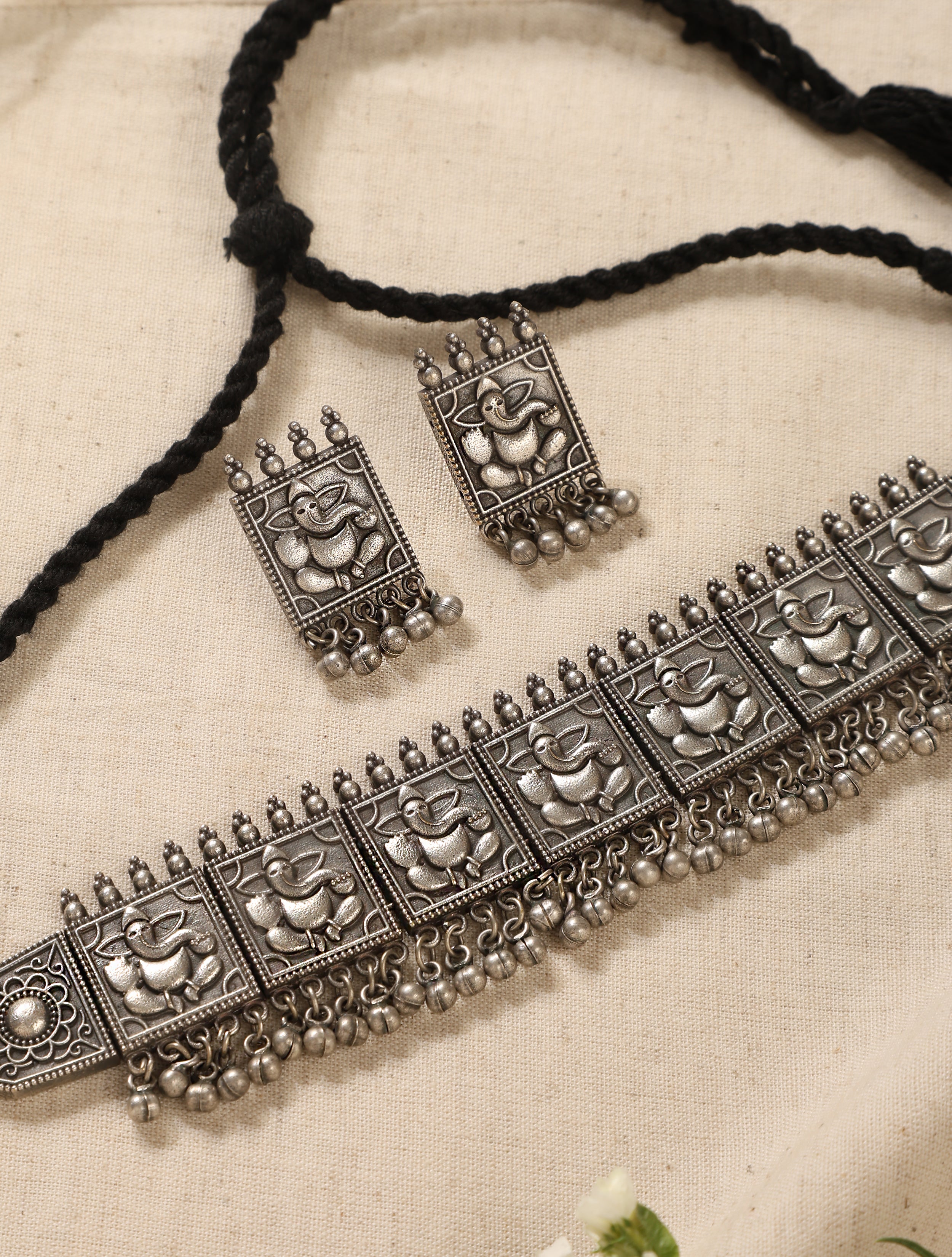trueBrowns Silver Idol Bead Choker Set