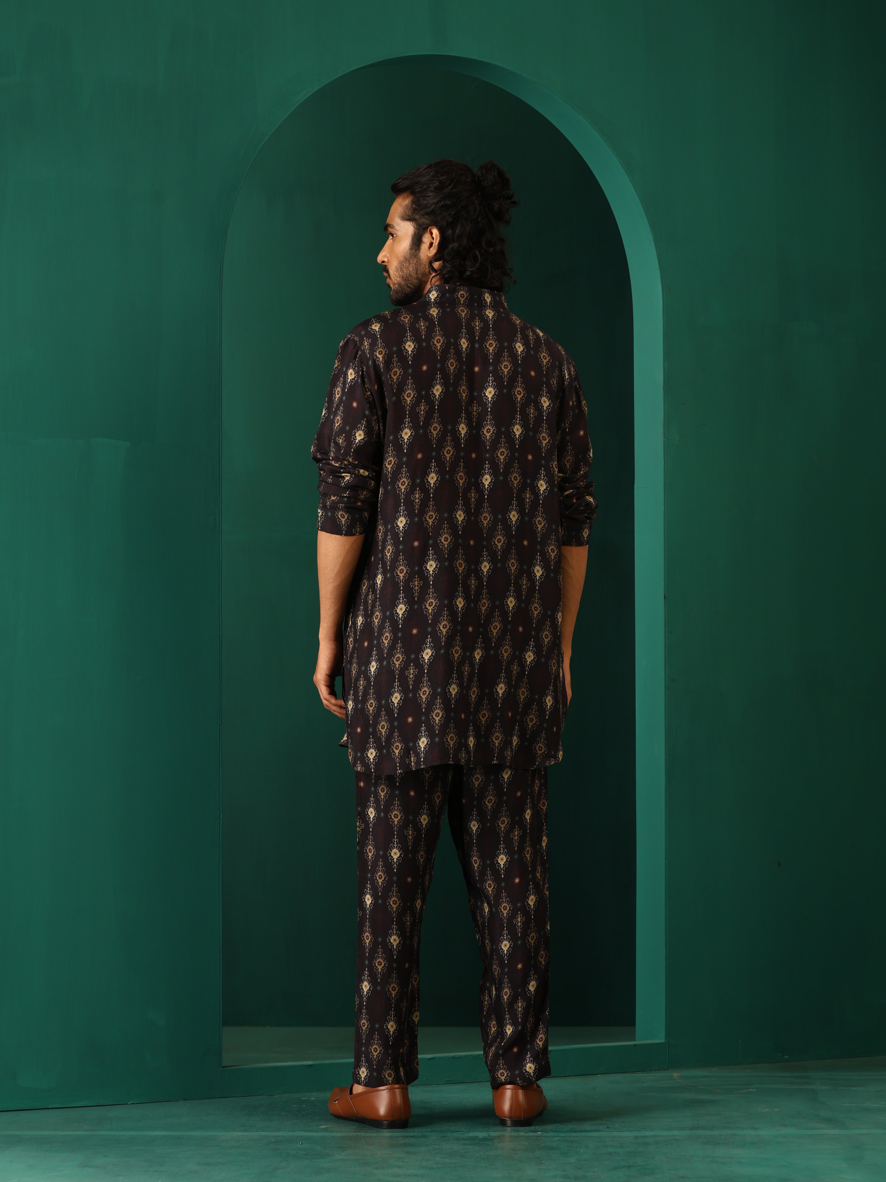 trueBrowns Men Black Tonal Ikat Muslin Silk Printed Co-ord Set