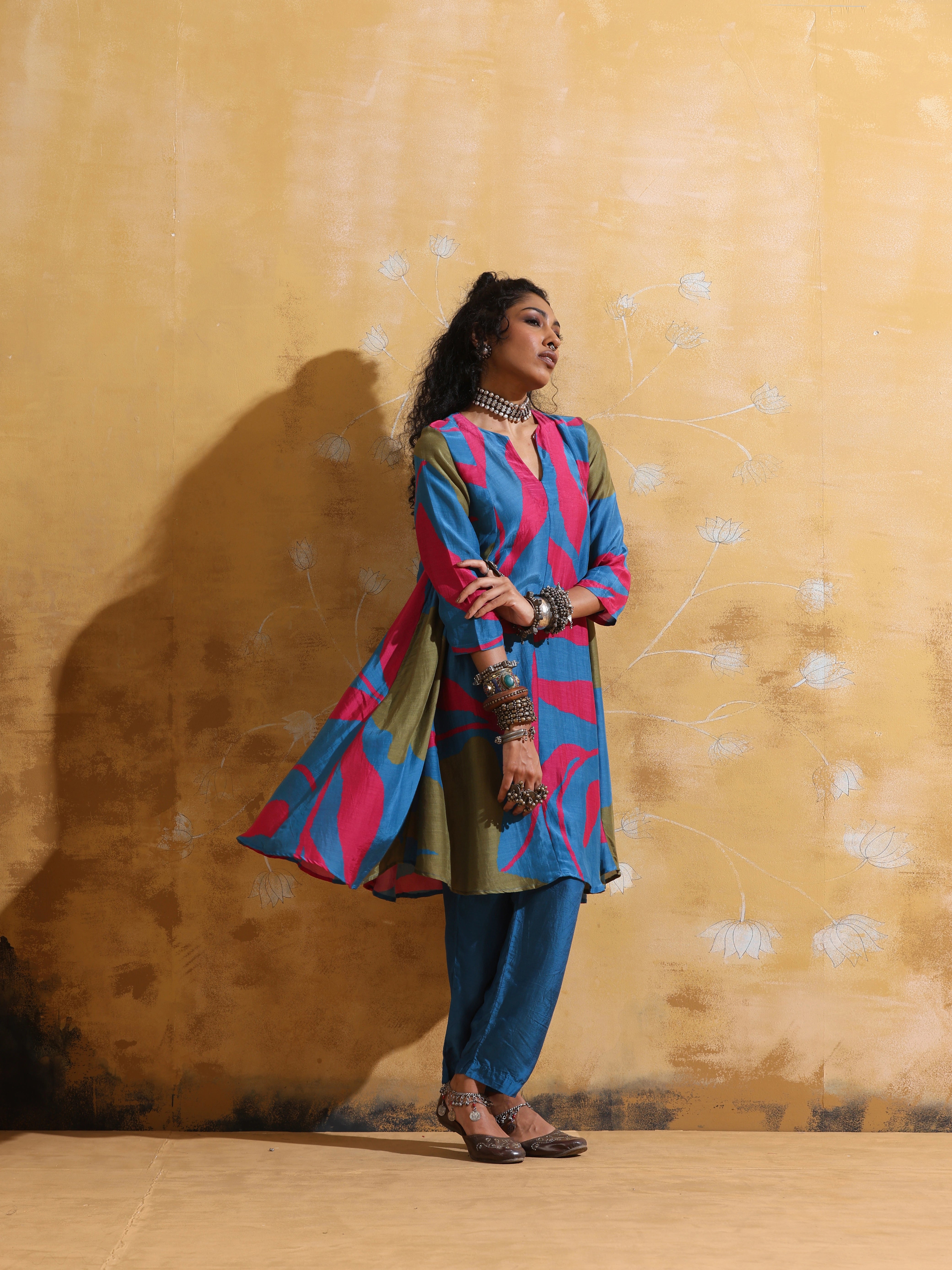 trueBrowns Blue Floral Print Muslin Silk Flared Kurta Co-ord Set