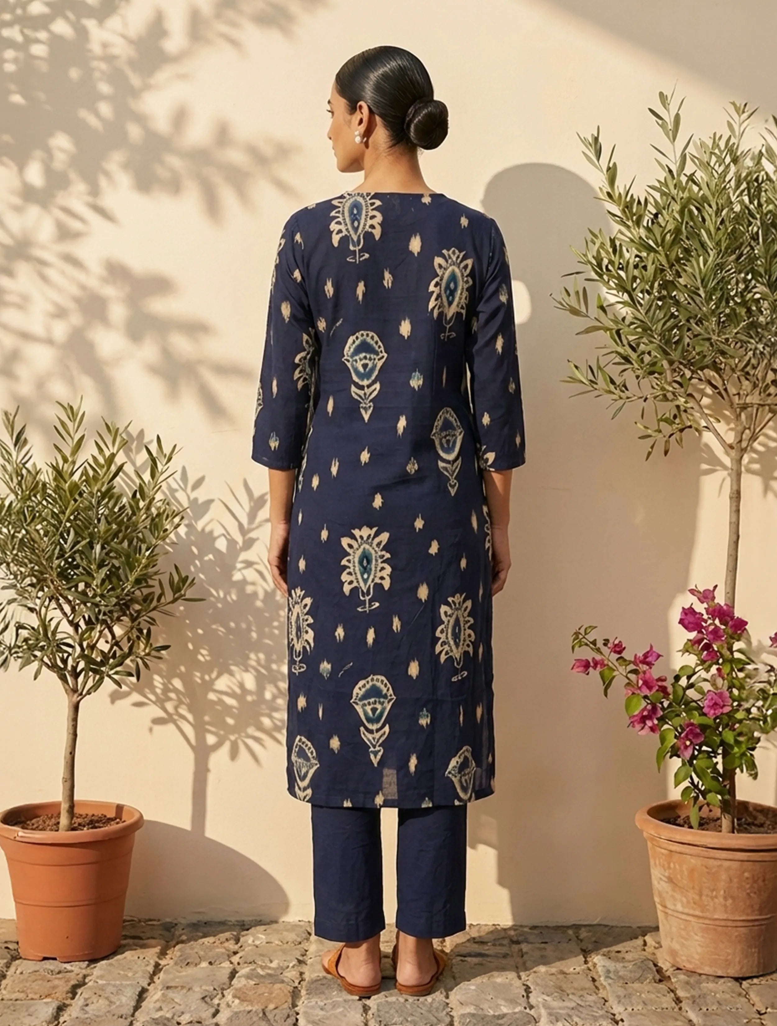 trueBrowns Blue Print Embroidered Round With V-Neck Kurta Pant Dupatta Set