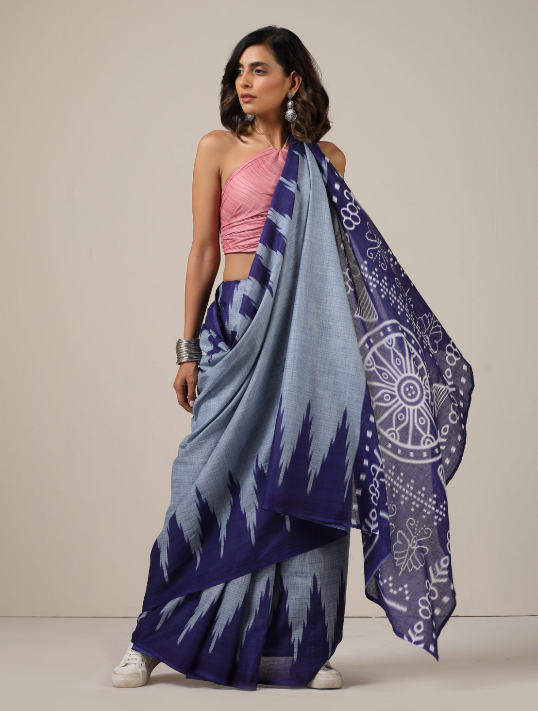 trueBrowns Grey Ikat Print Saree With unstitched Blouse