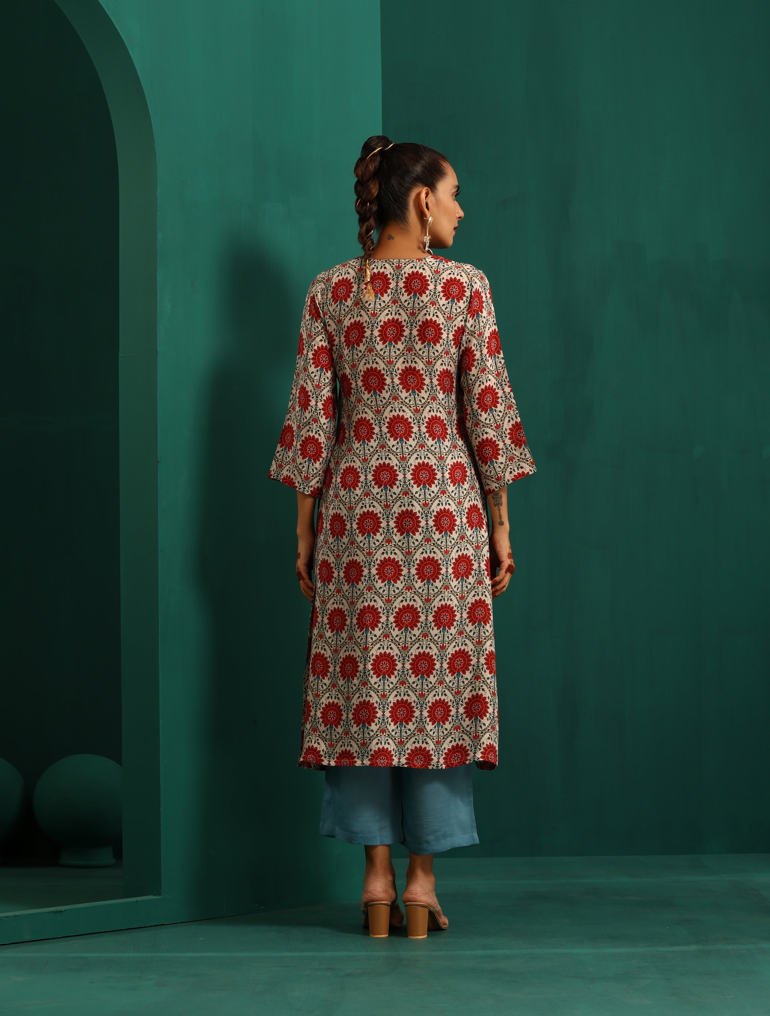 trueBrowns Ivory Red Floral Muslin Silk Printed Kurta Pant Set