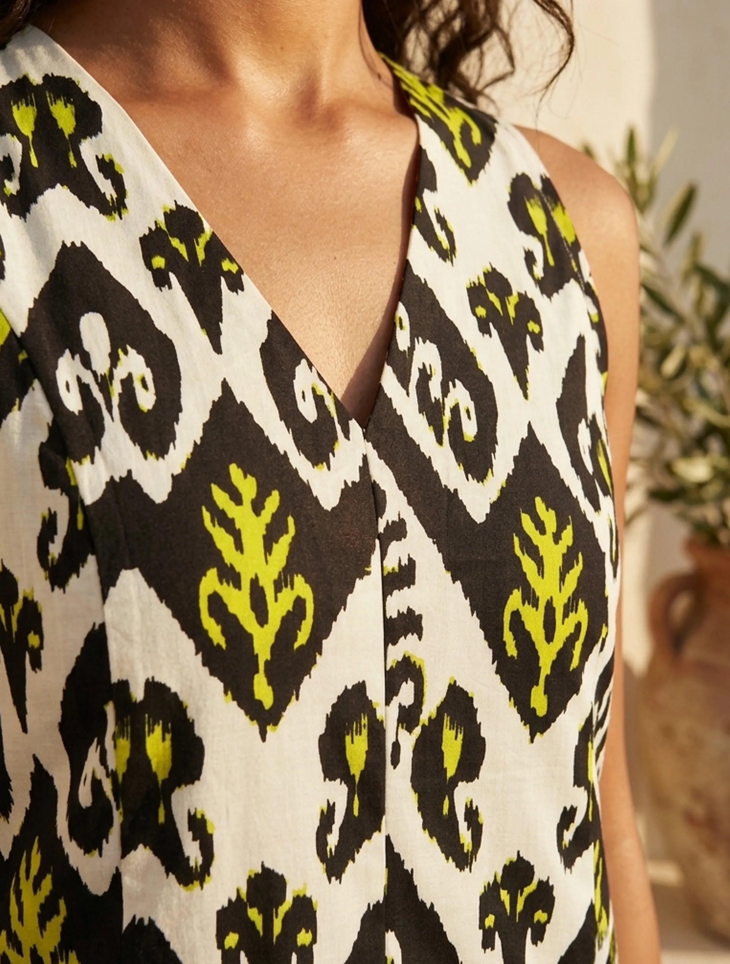 trueBrowns Black White Ikat Print Cotton Sleeveless Short Dress