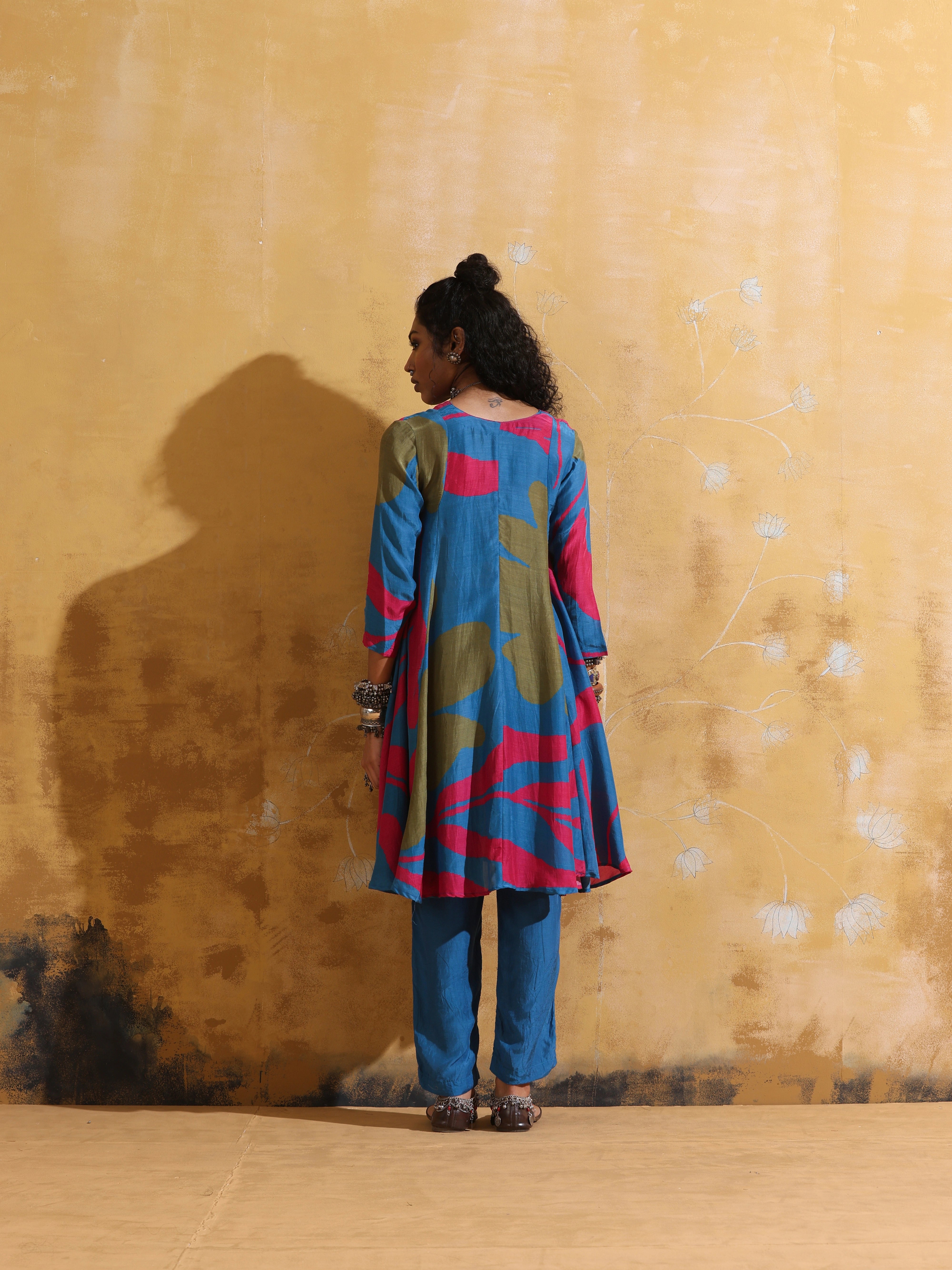 trueBrowns Blue Floral Print Muslin Silk Flared Kurta Co-ord Set