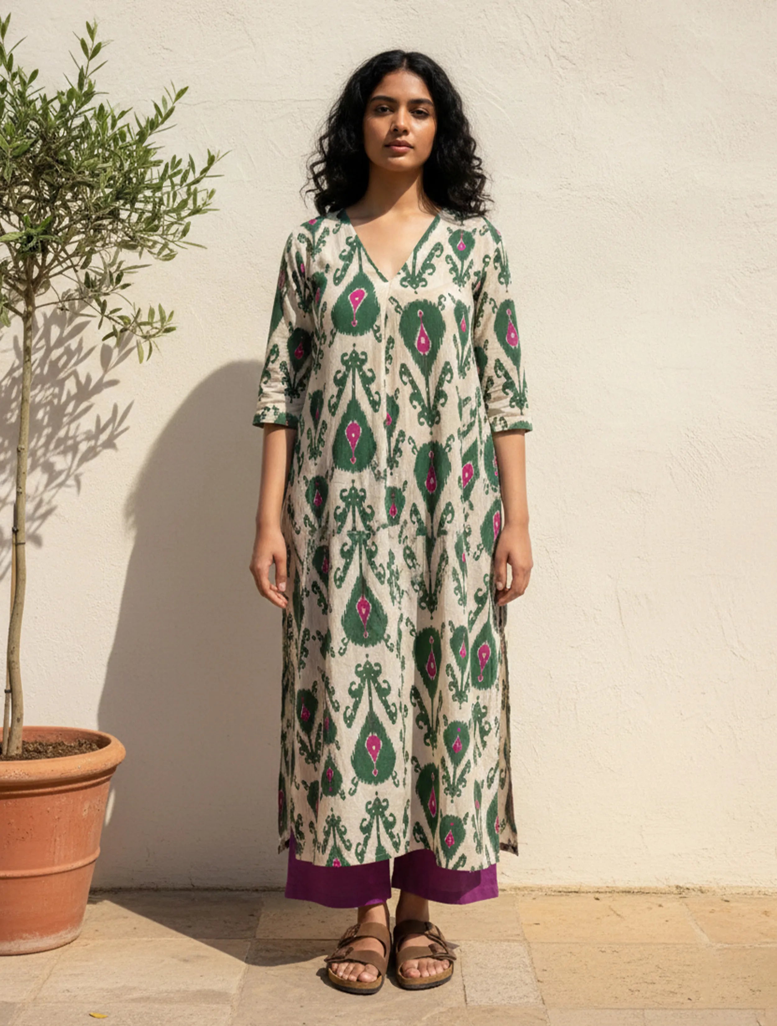 trueBrowns Off-White Green Ikat Print Cotton High-Slit Kurta Set