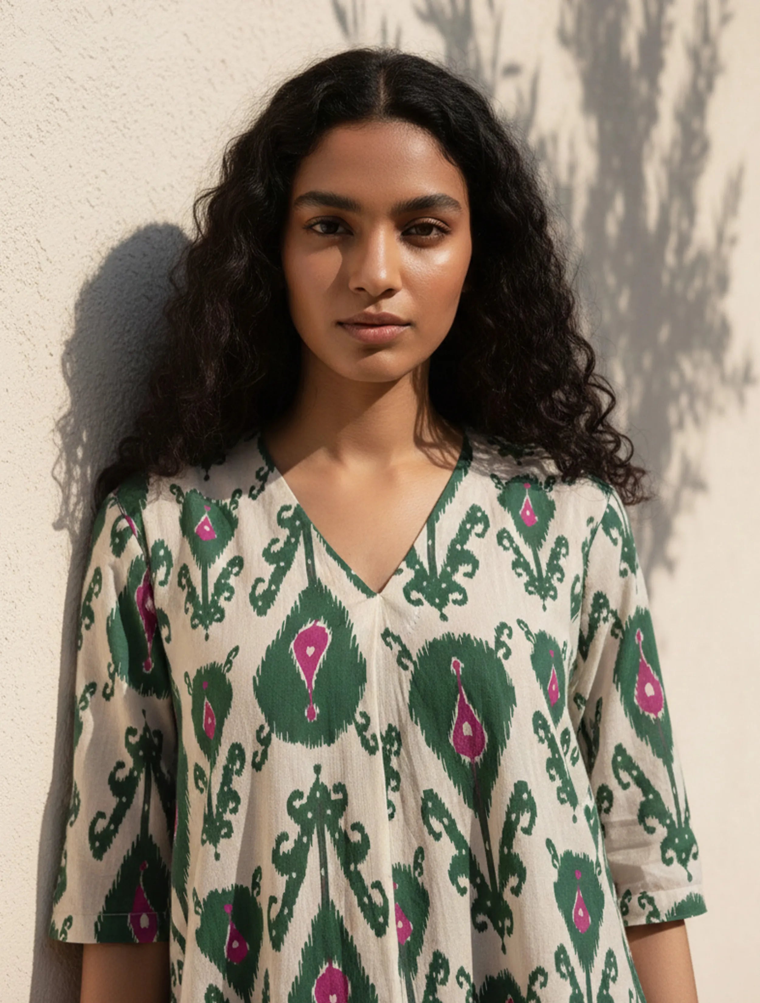 trueBrowns Off-White Green Ikat Print Cotton High-Slit Kurta Set