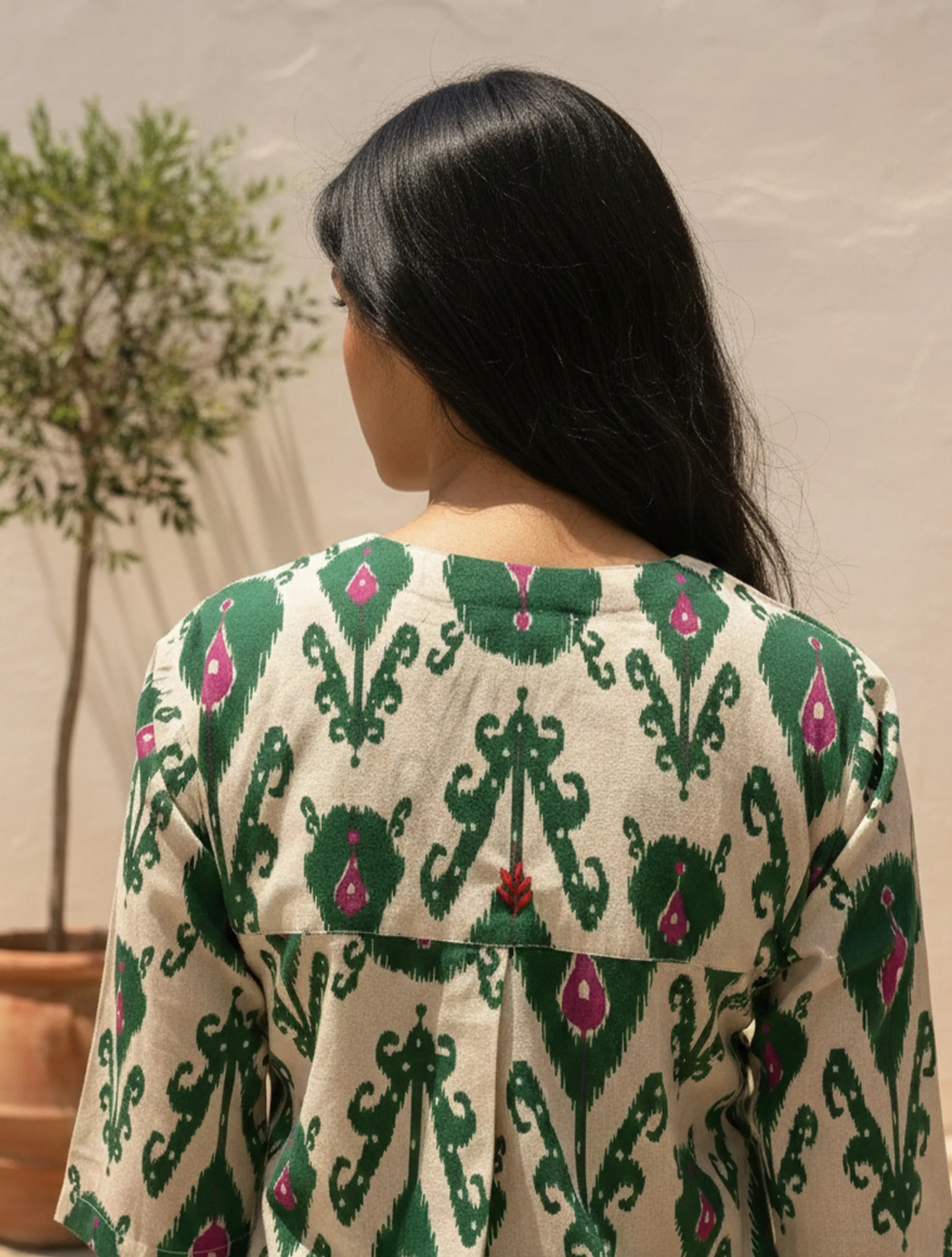 trueBrowns Off-White Green Ikat Print Cotton High-Slit Kurta Set
