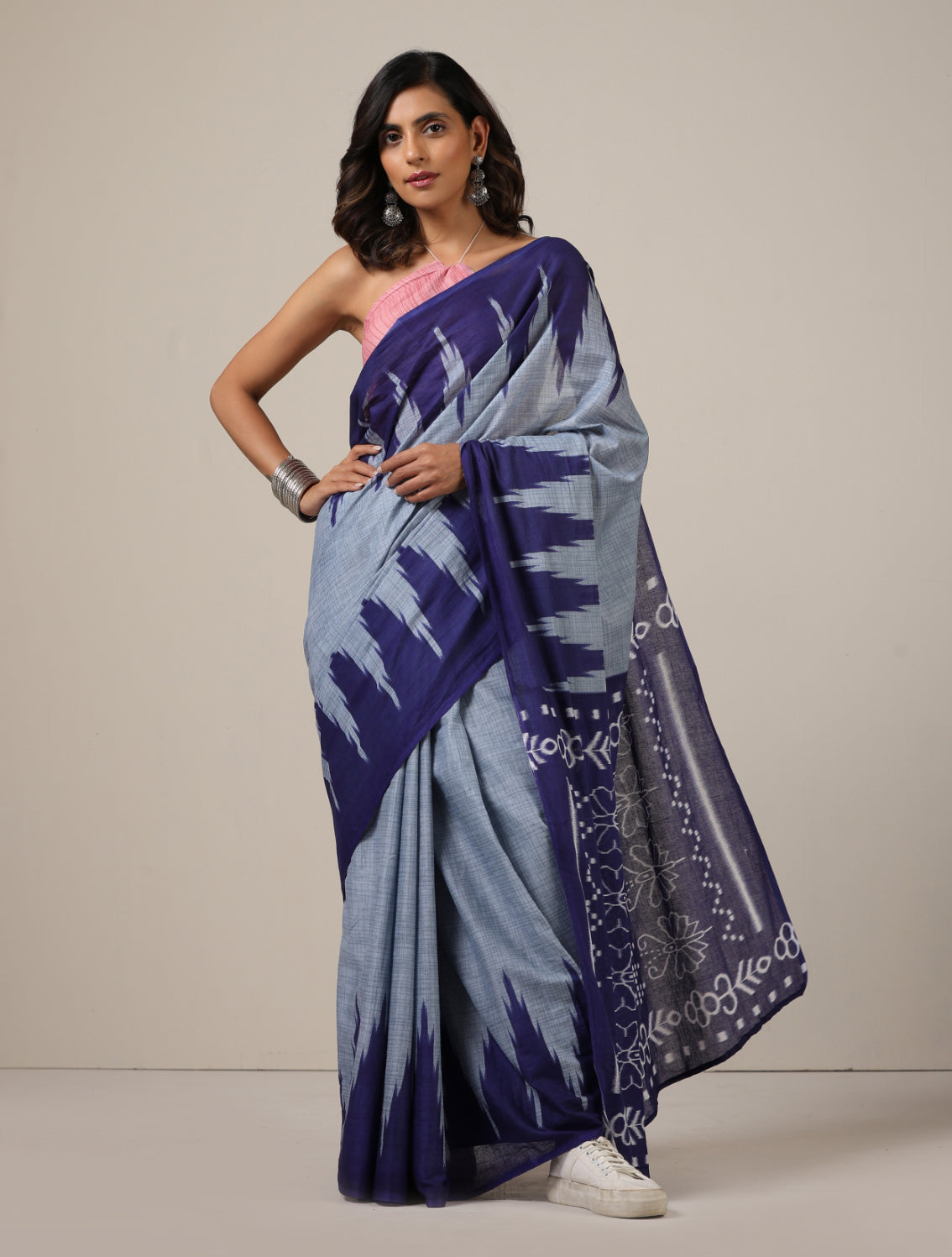 trueBrowns Grey Ikat Print Saree With unstitched Blouse