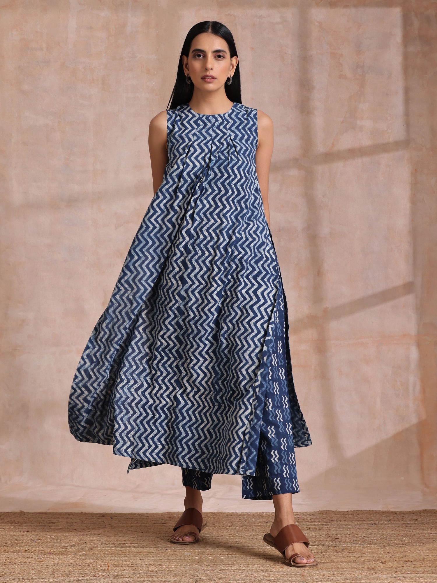 Indigo Dabu Zig-Zag Lines Print Cotton Sleeveless Kurta Pant Set