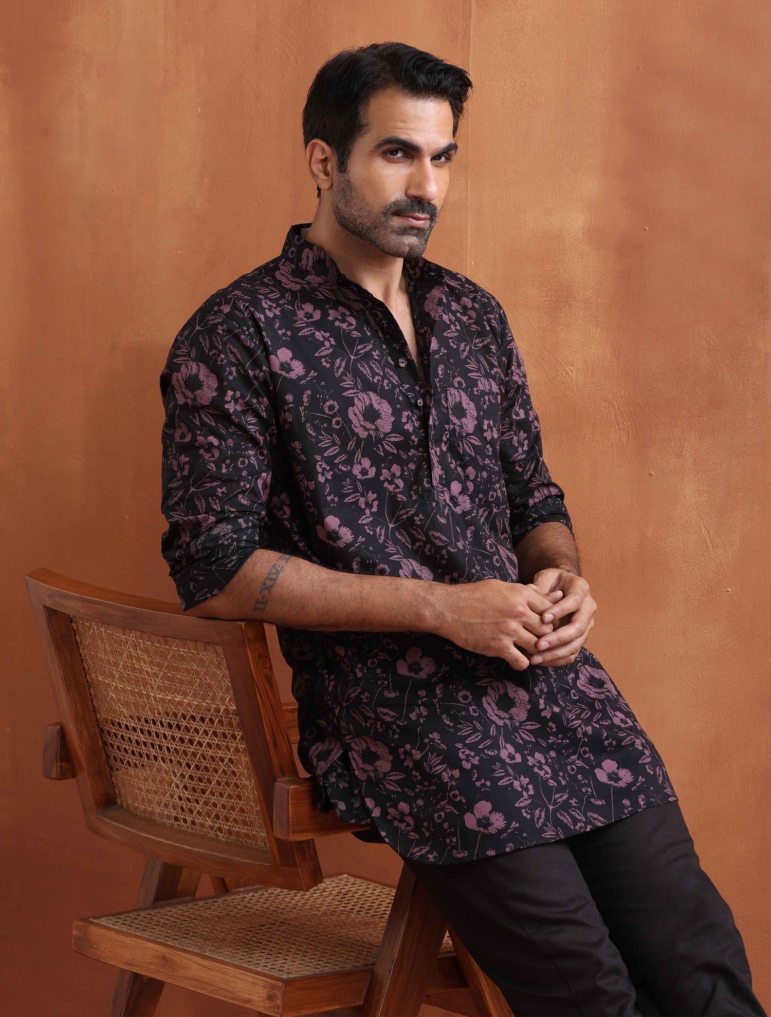 trueBrowns Men's Black Floral Printed Short Kurta