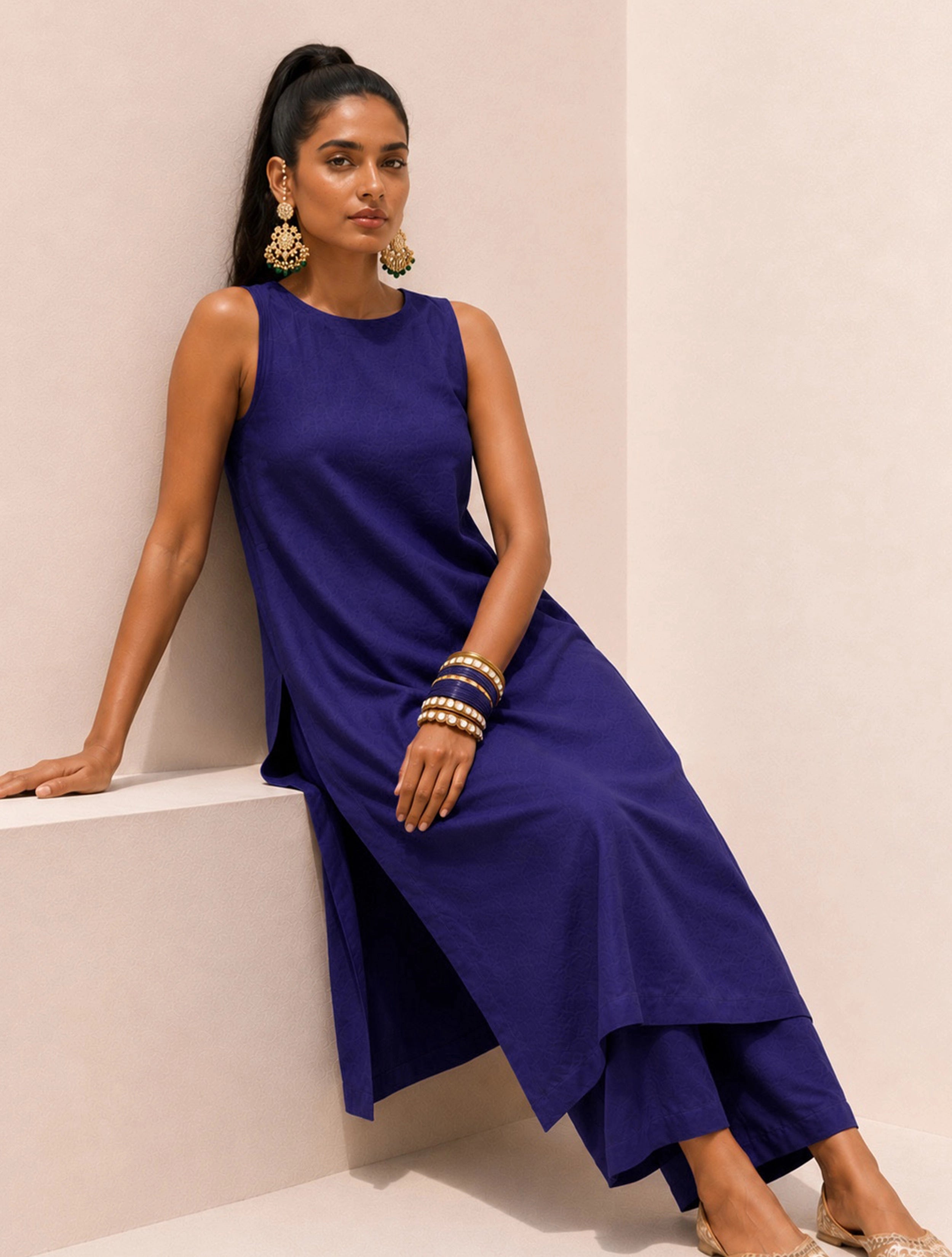 trueBrowns Blue Solid Viscose Sleeveless High-slit Kurta Set