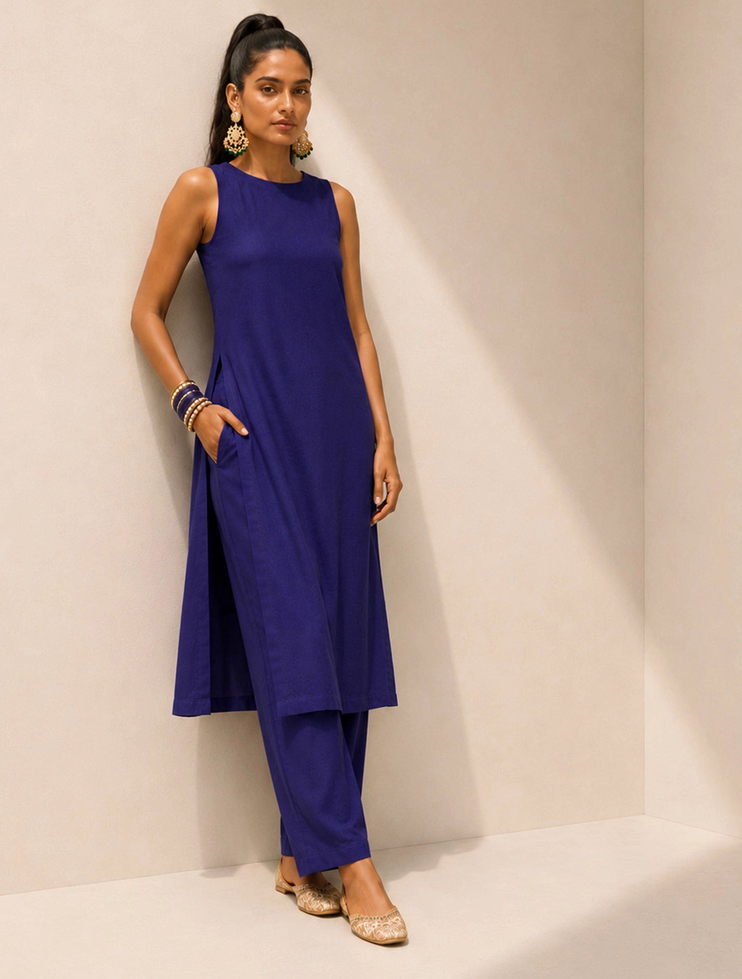 trueBrowns Blue Solid Viscose Sleeveless High-slit Kurta Set