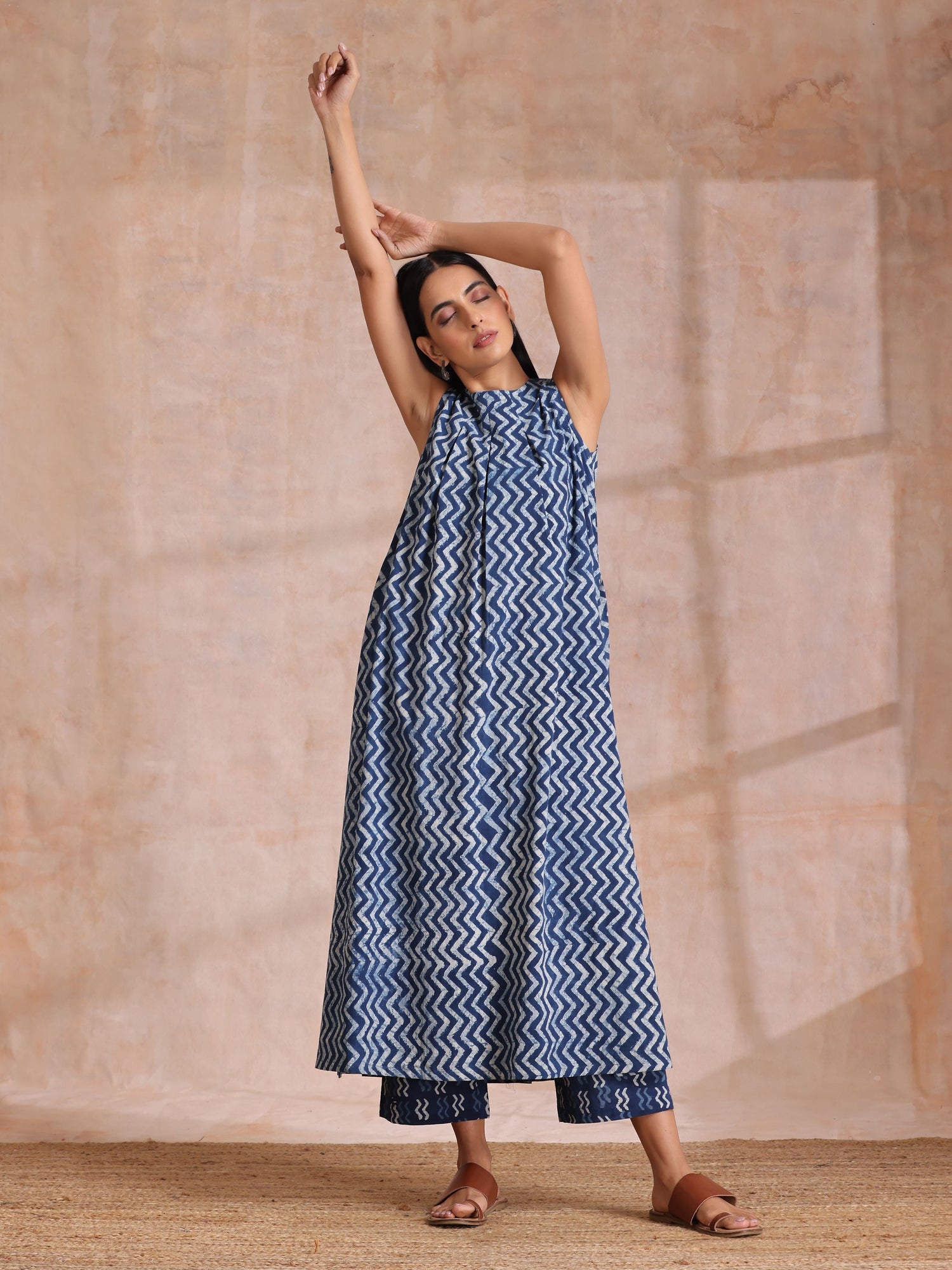 Indigo Dabu Zig-Zag Lines Print Cotton Sleeveless Kurta Pant Set