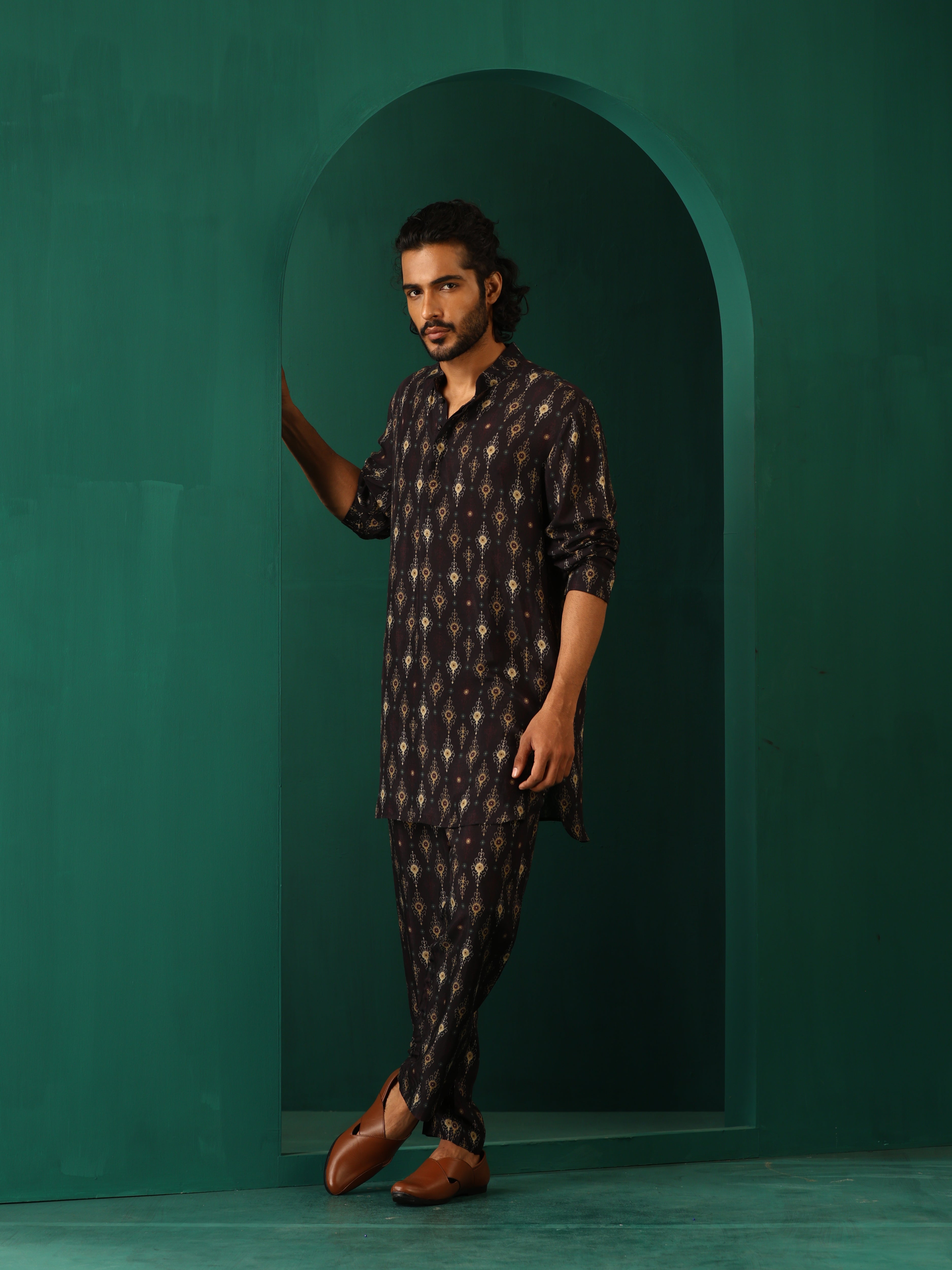 trueBrowns Men Black Tonal Ikat Muslin Silk Printed Co-ord Set
