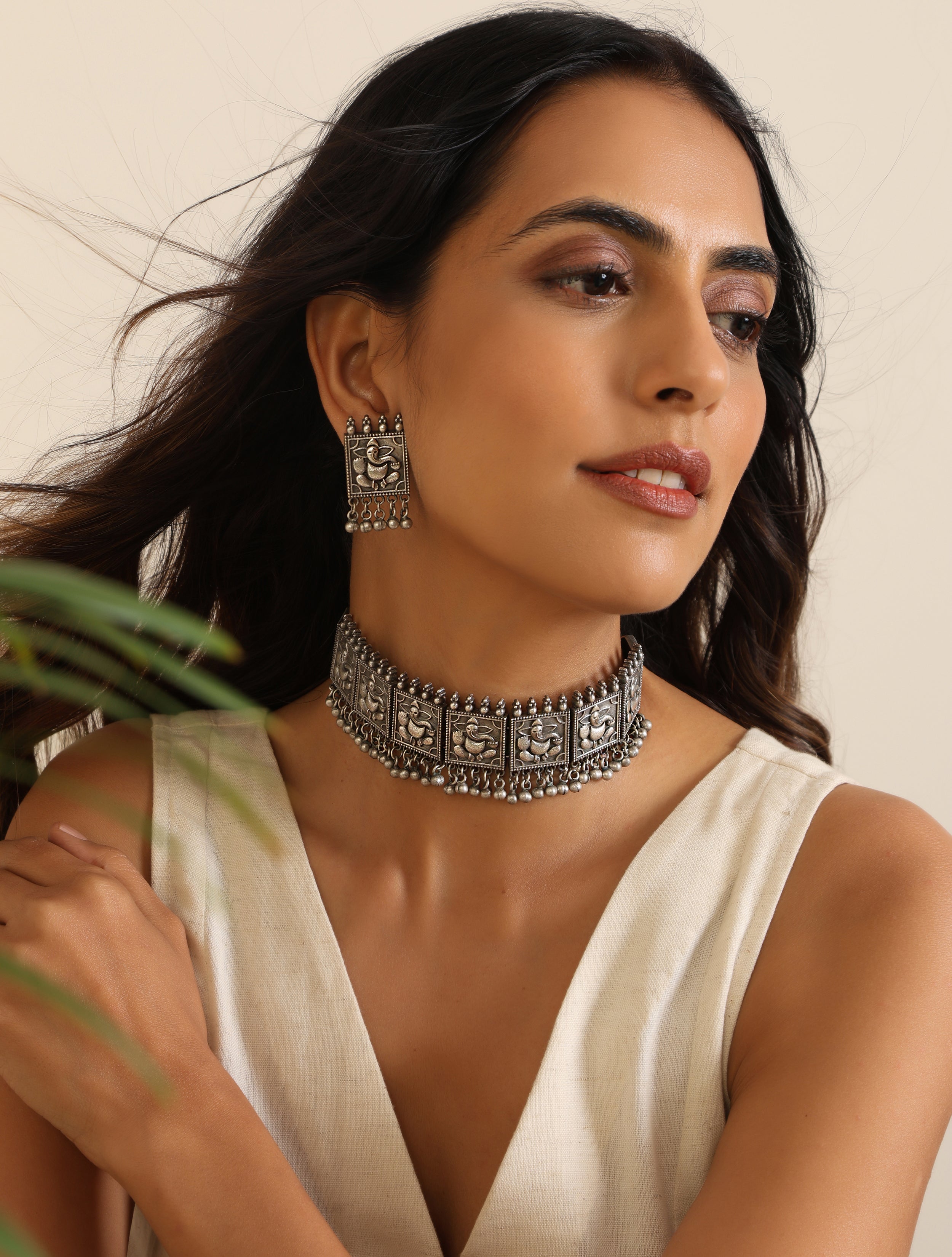 trueBrowns Silver Idol Bead Choker Set