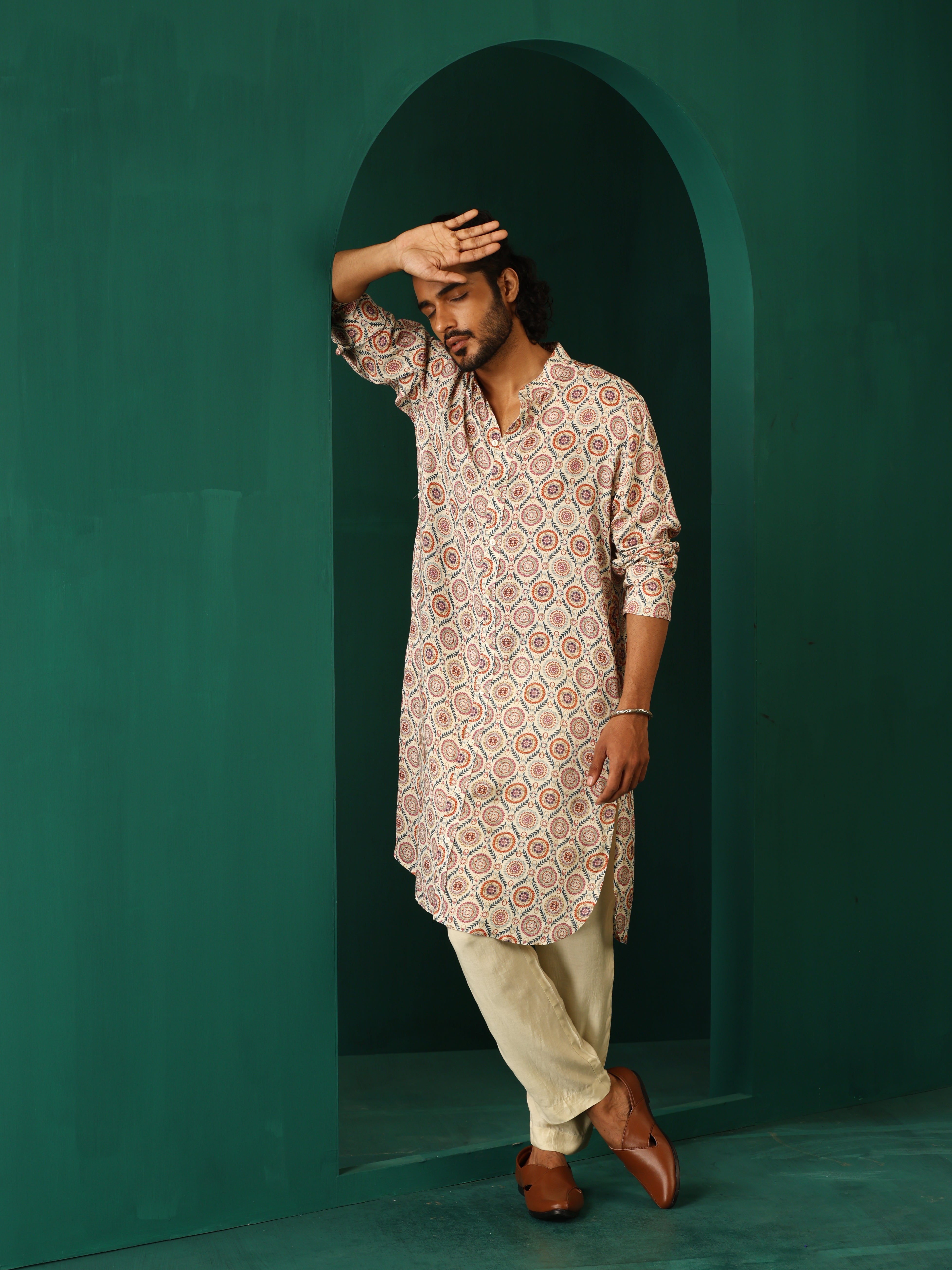 trueBrowns Men Off White Circle Floral Muslin Silk Printed Long Kurta
