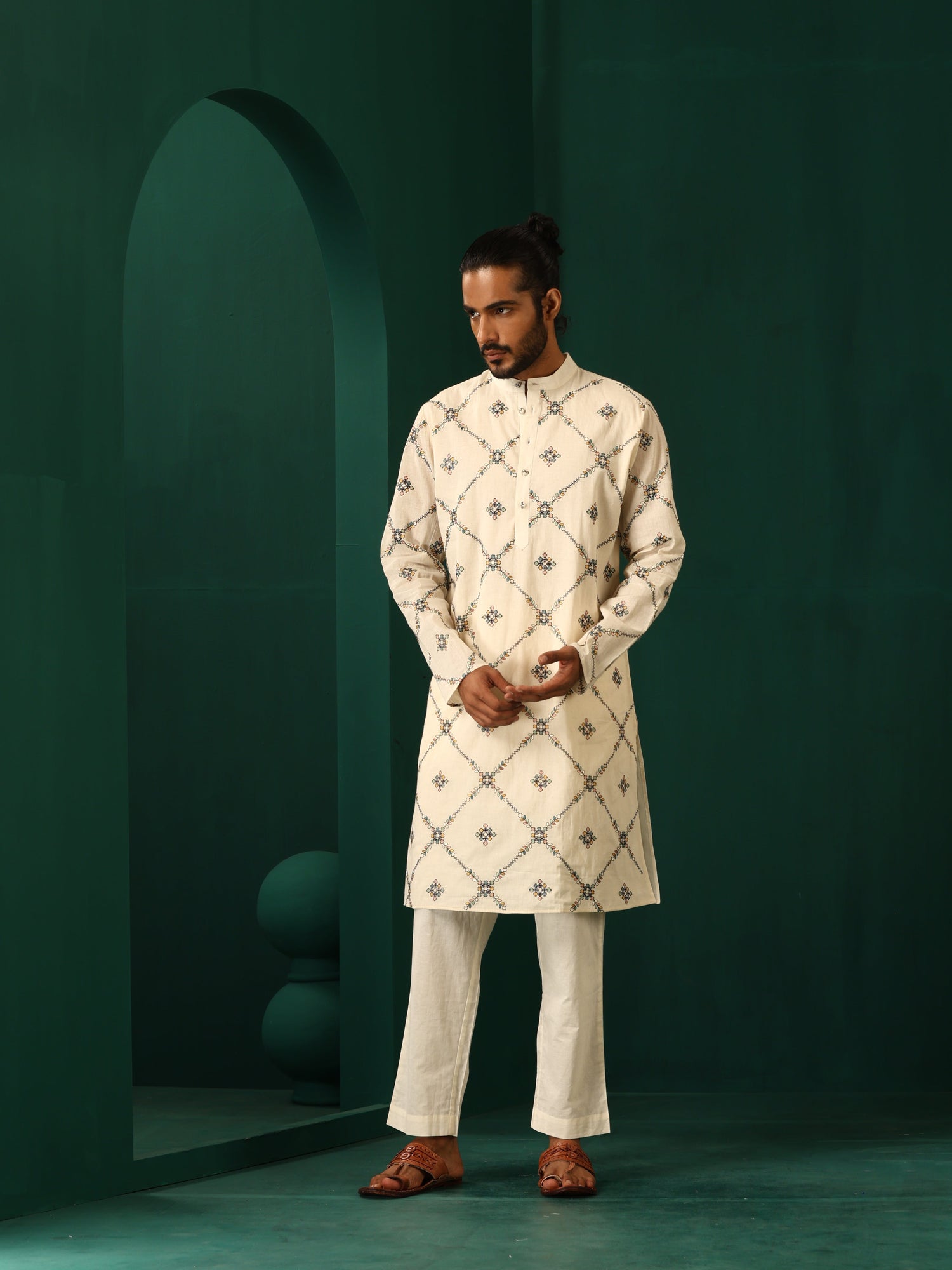 trueBrowns Men Ivory Embroidered Kurta