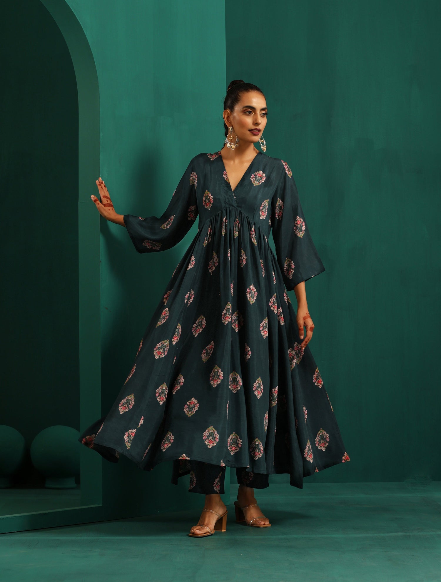 trueBrowns Deep Blue Floral Muslin Silk Printed Kurta Pant Set