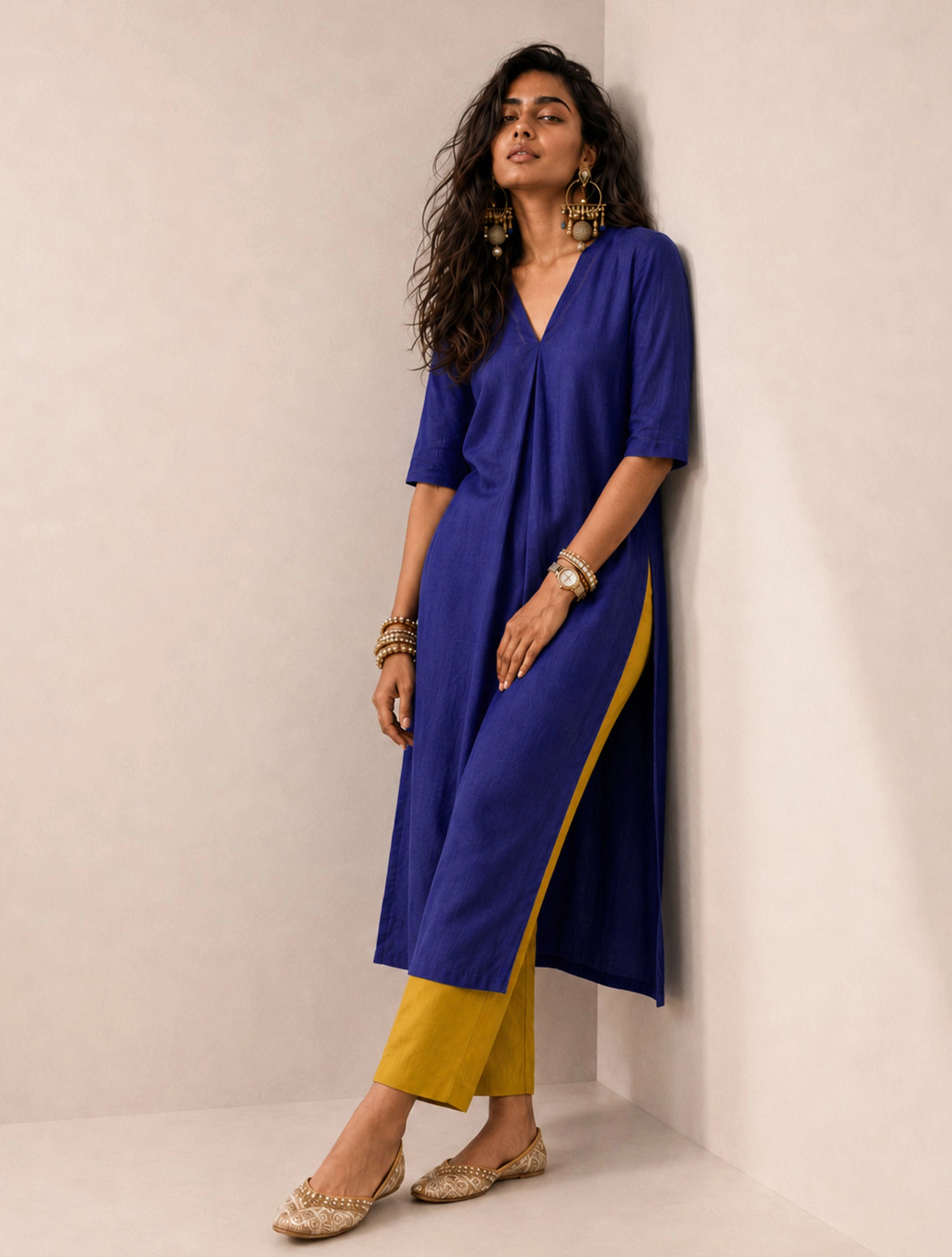 trueBrowns Blue Solid Viscose High-Slit Kurta Set