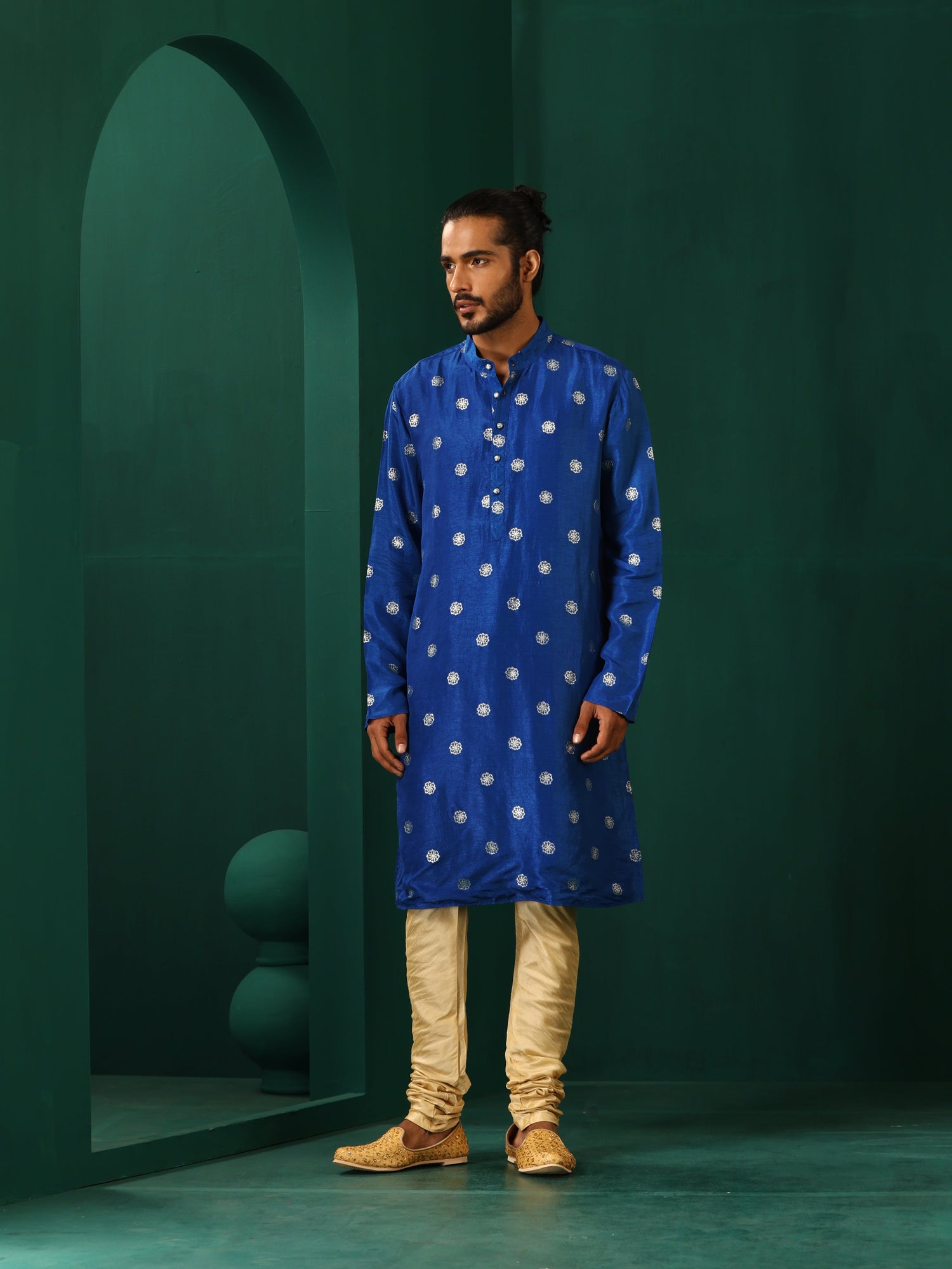 trueBrowns Men Royal Blue Geometric Floral Viscose Silk Long Kurta