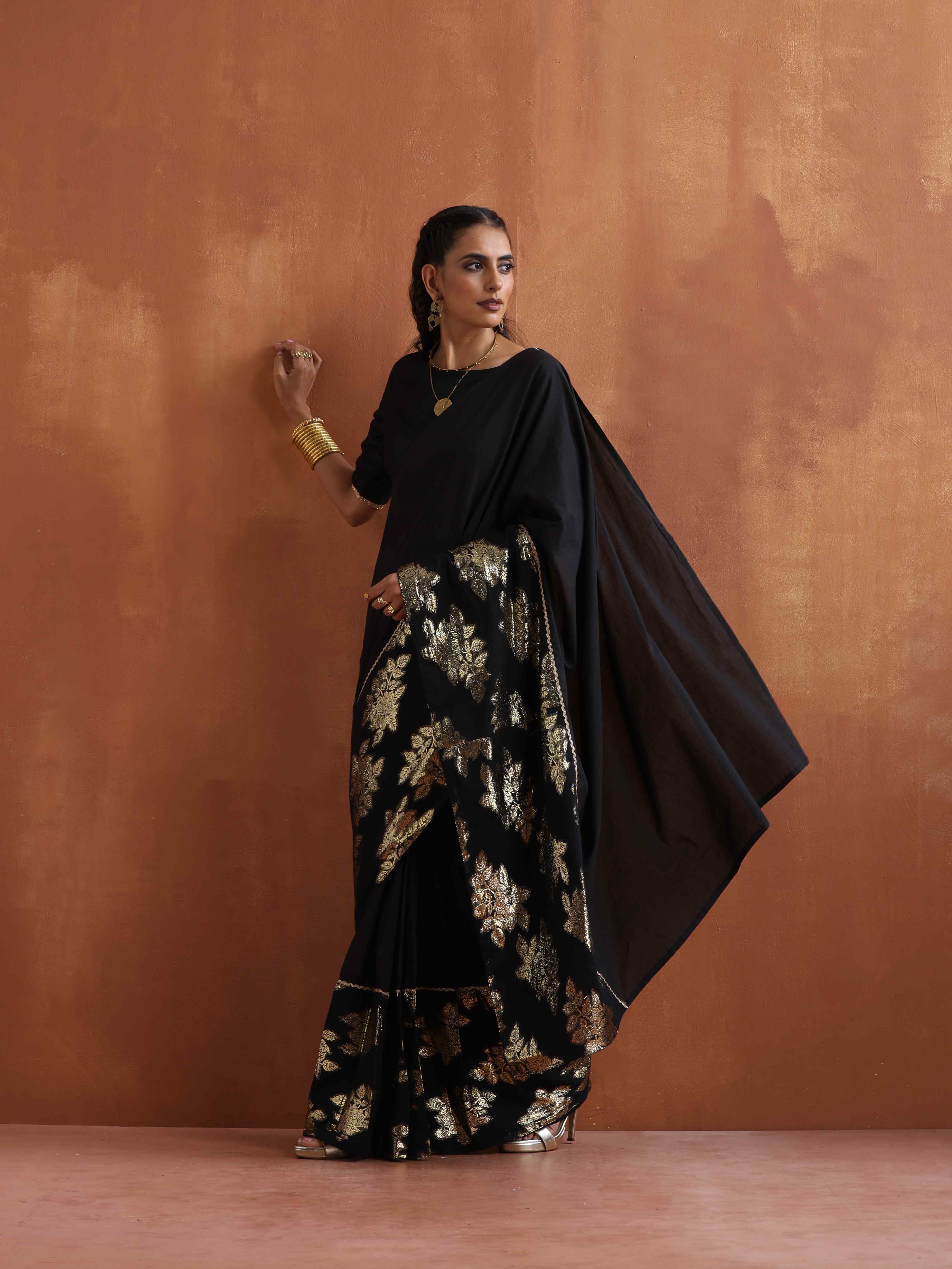trueBrowns Black Metallic Saree