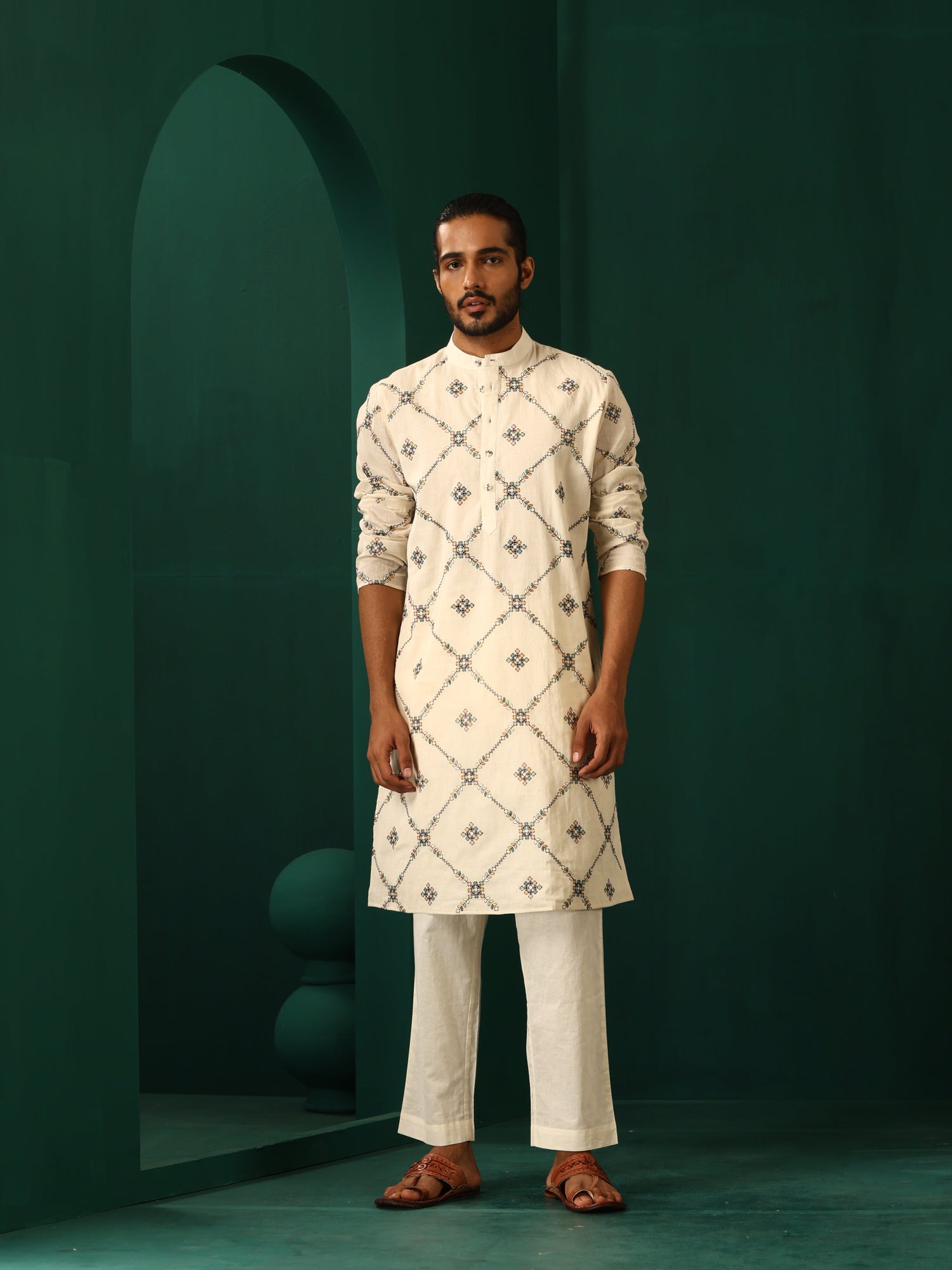 trueBrowns Men Ivory Embroidered Kurta