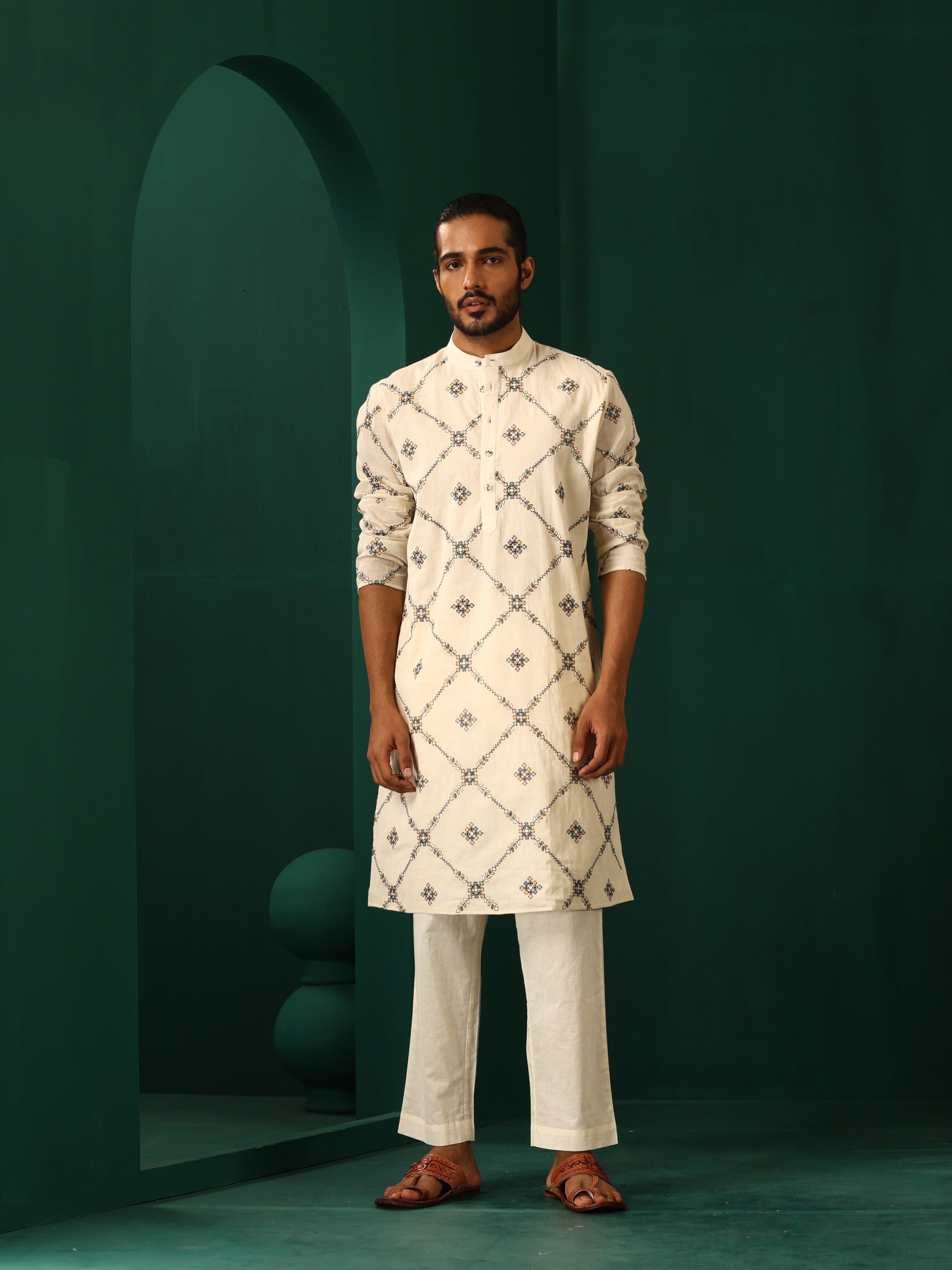 trueBrowns Men Ivory Embroidered Kurta