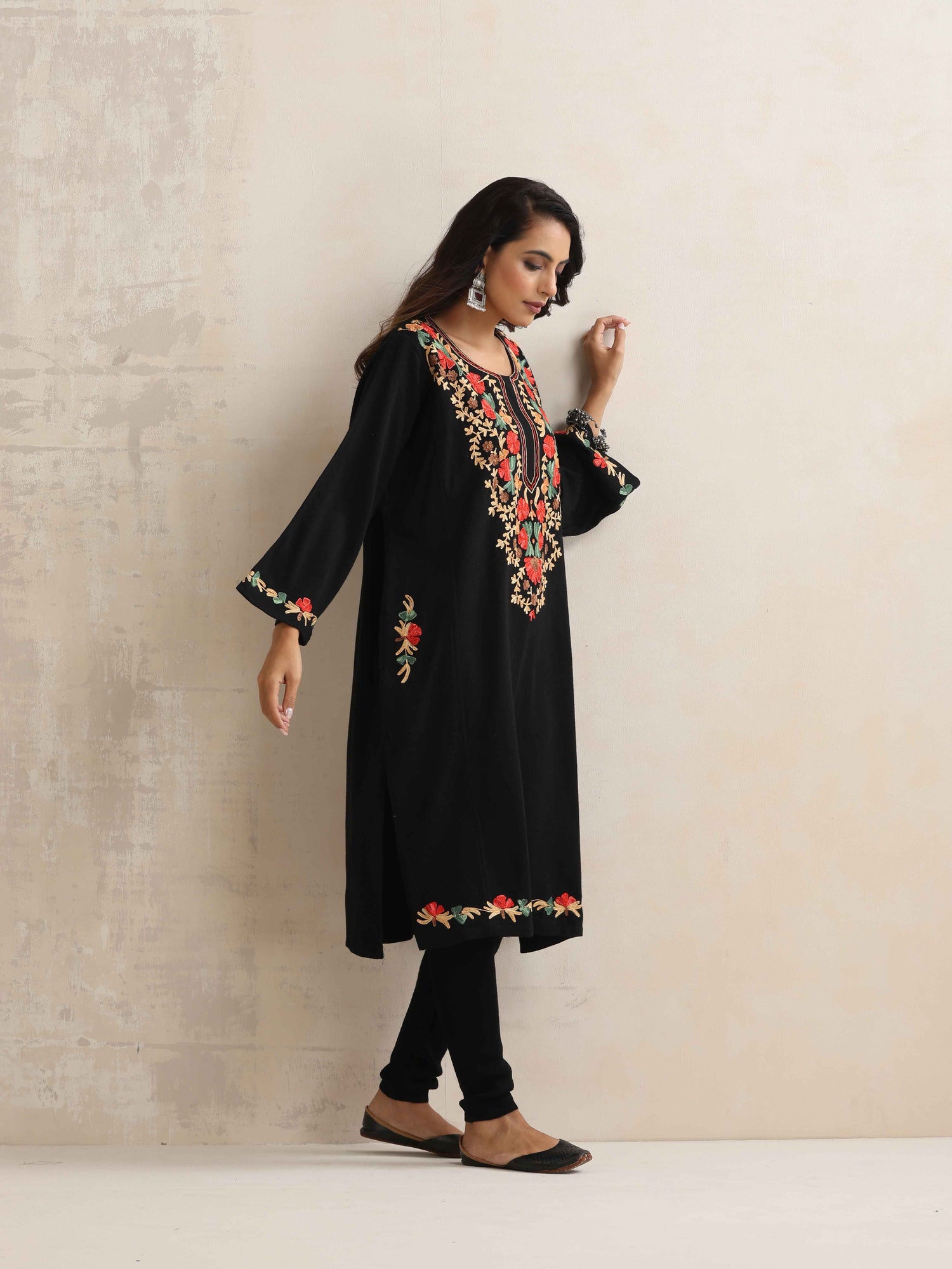 trueBrowns Black Kashmiri Embroidered Woollen Phiran Kurta