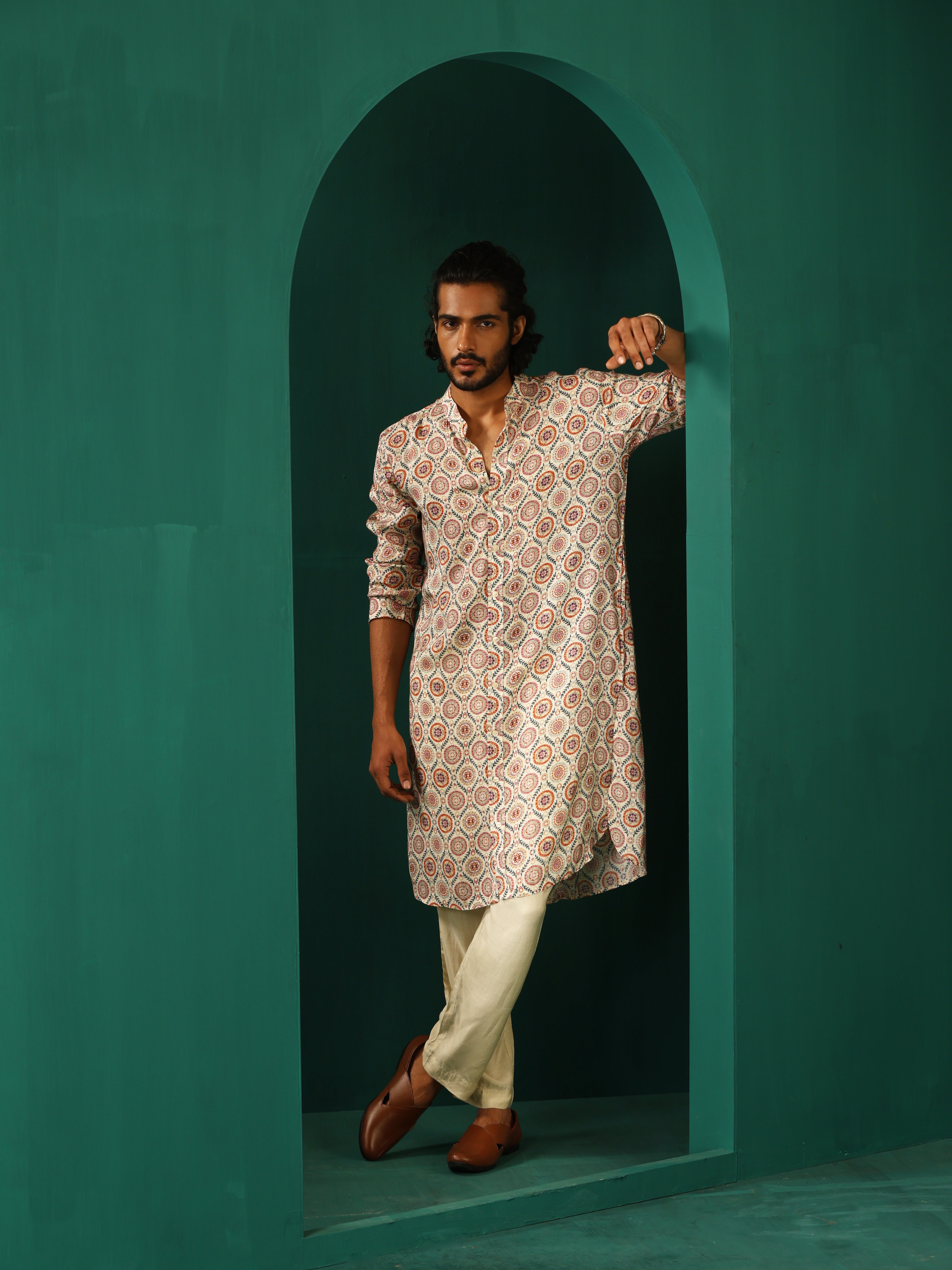 trueBrowns Men Off White Circle Floral Muslin Silk Printed Long Kurta