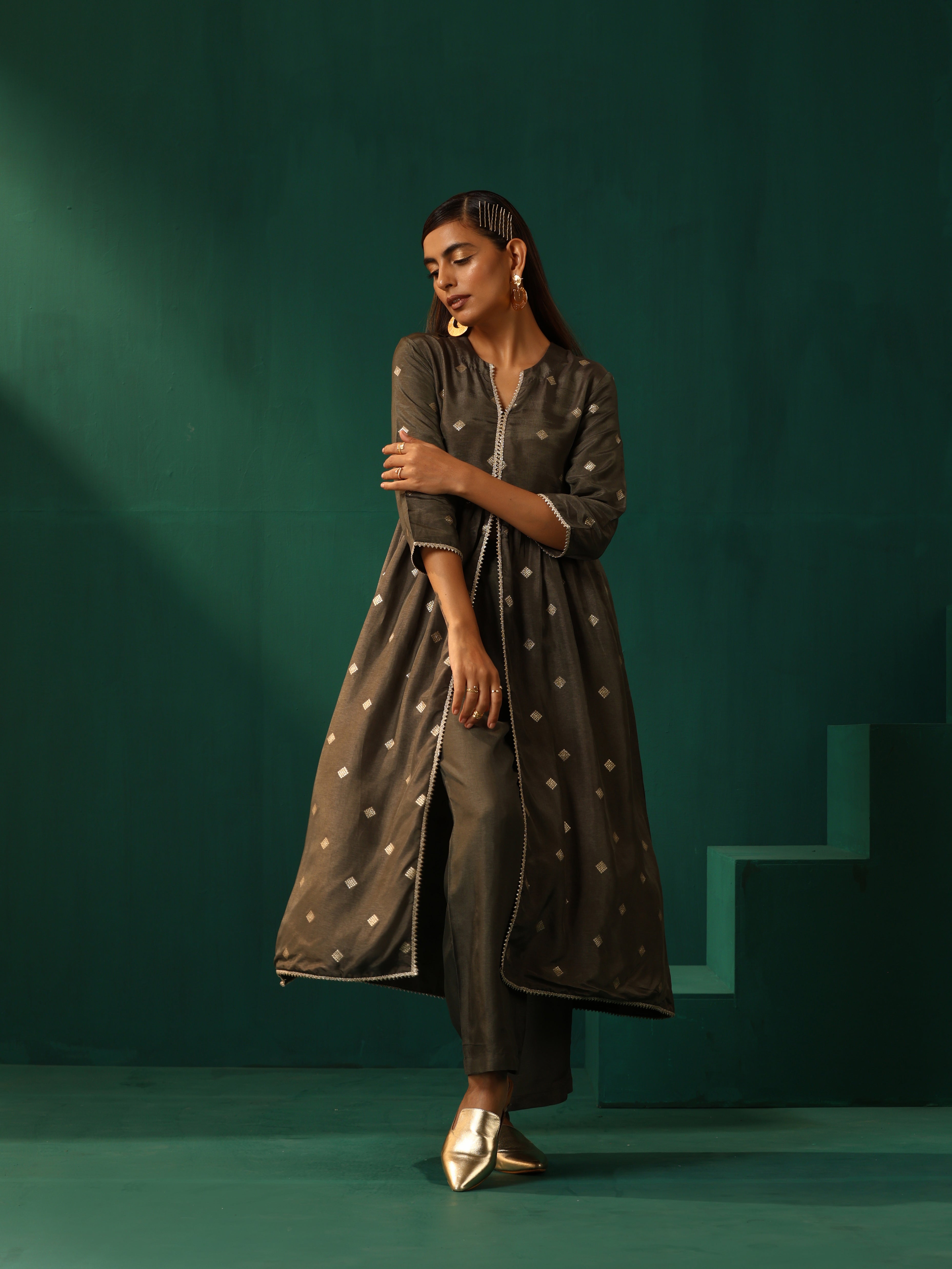 trueBrowns Grey Diamond Viscose Silk Slit Kurta Pant Set