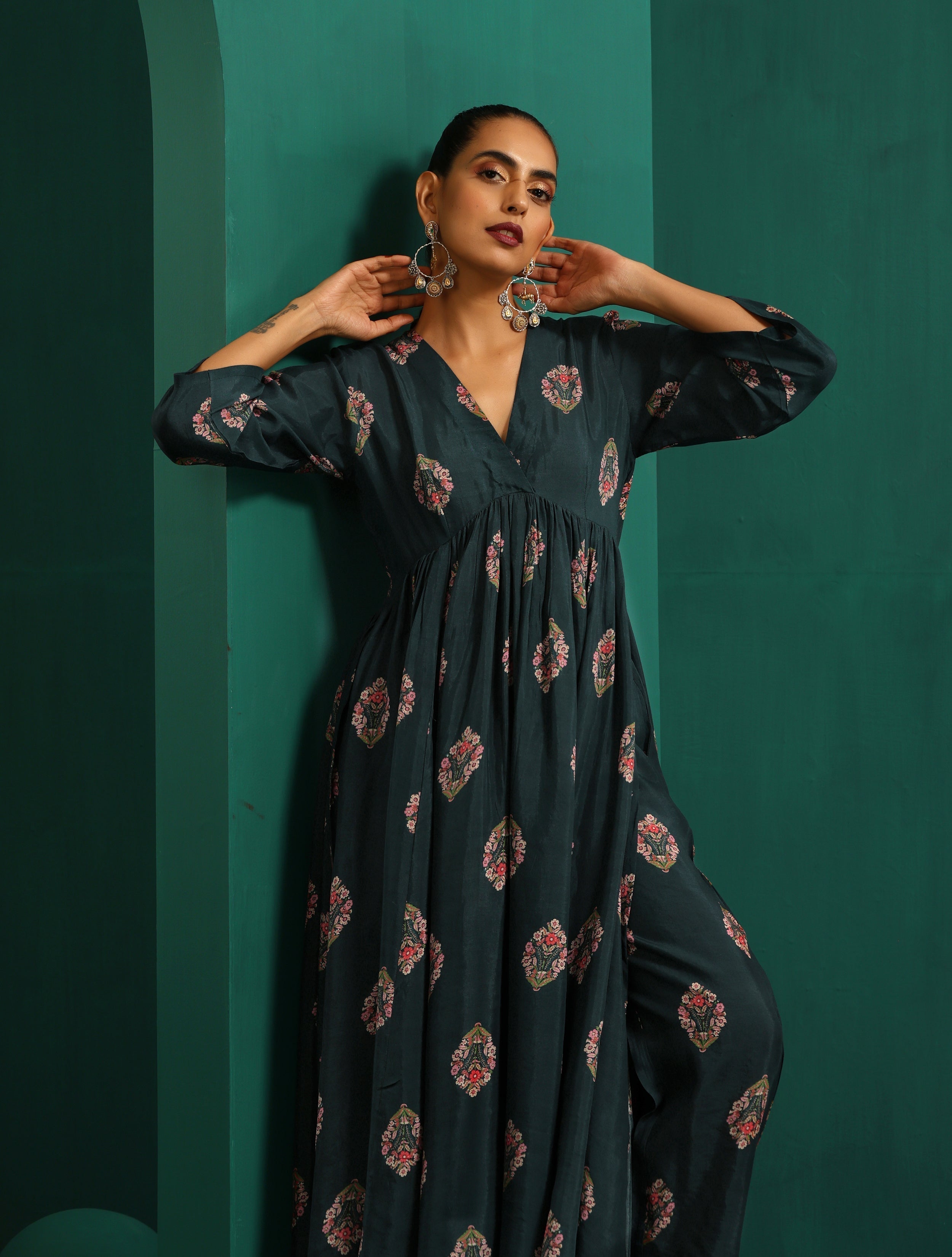trueBrowns Deep Blue Floral Muslin Silk Printed Kurta Pant Set